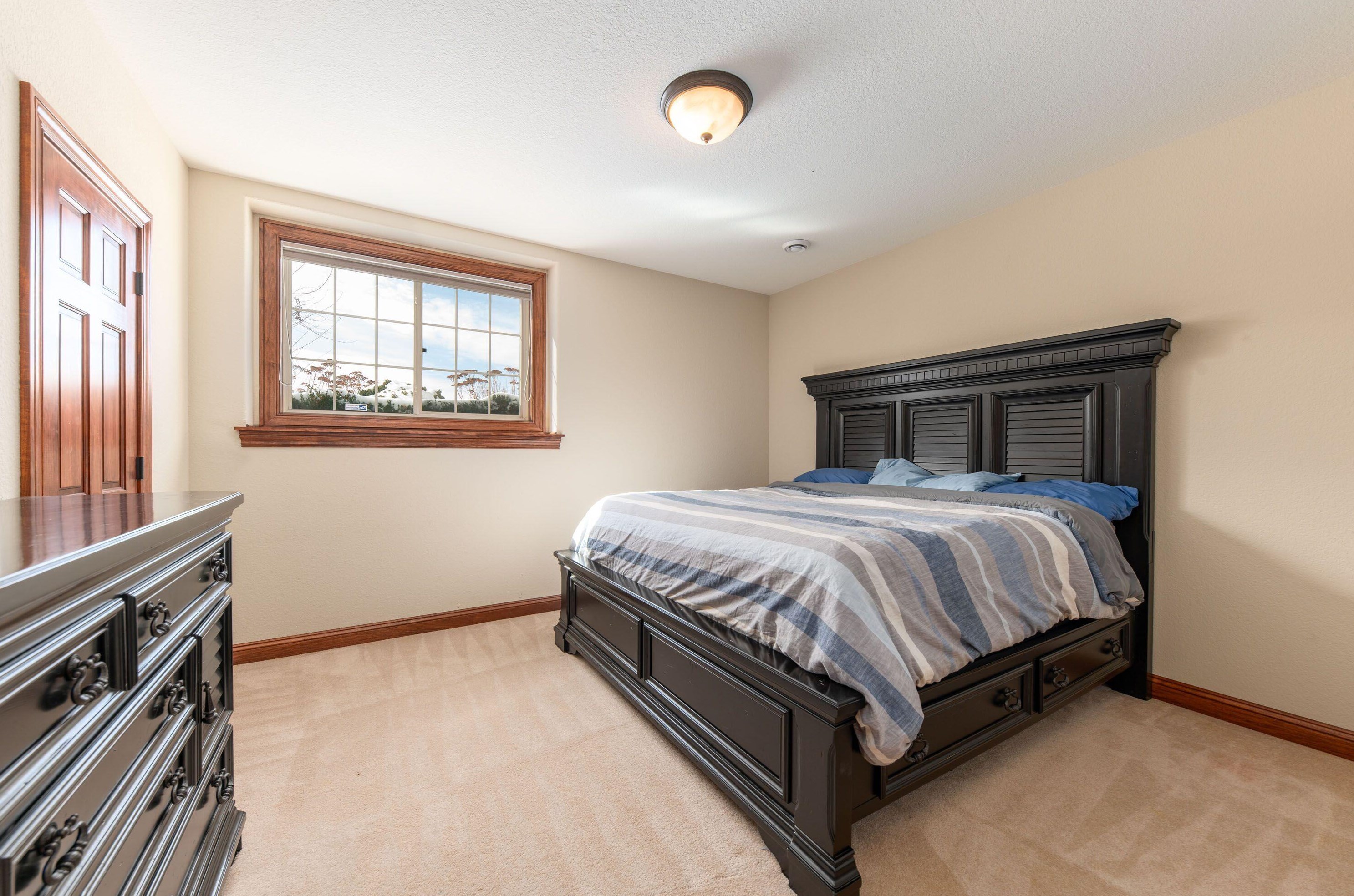 1091 Oak Cir, Pewaukee WI  53072-1926 exterior