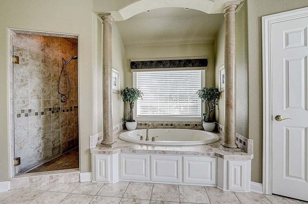 1091 Oak Cir, Pewaukee WI  53072-1926 exterior