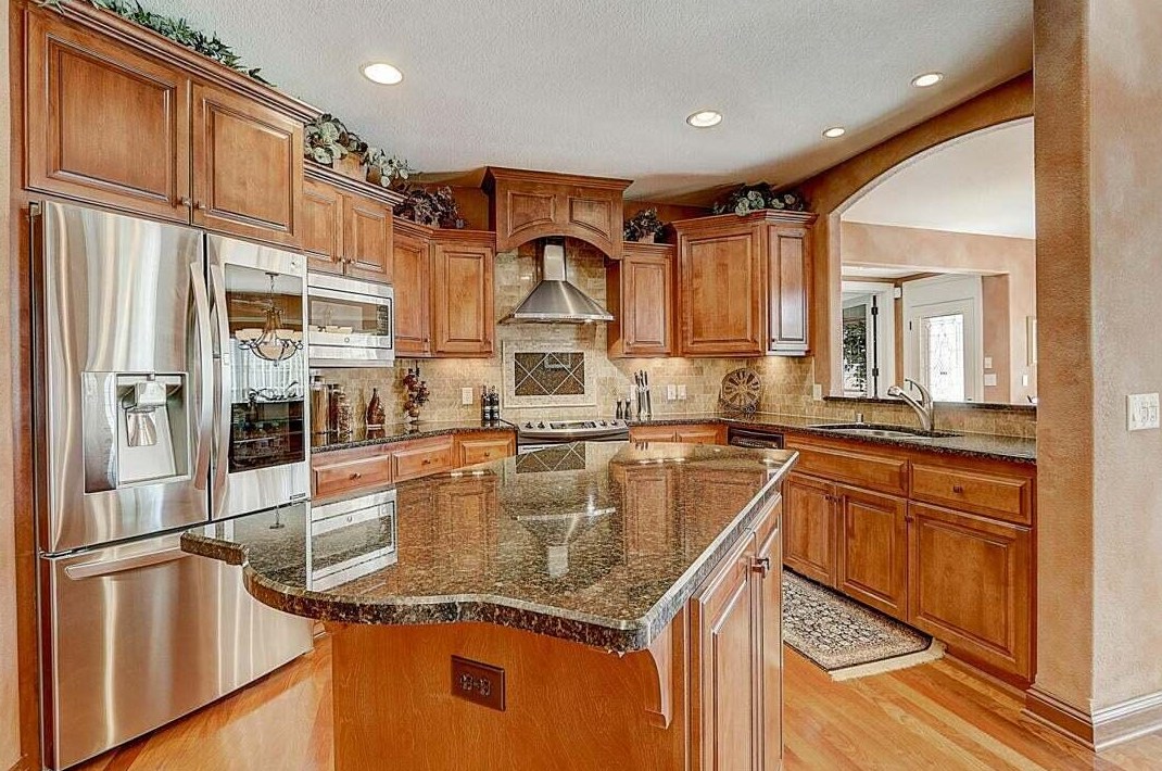 1091 Oak Cir, Pewaukee WI  53072-1926 exterior