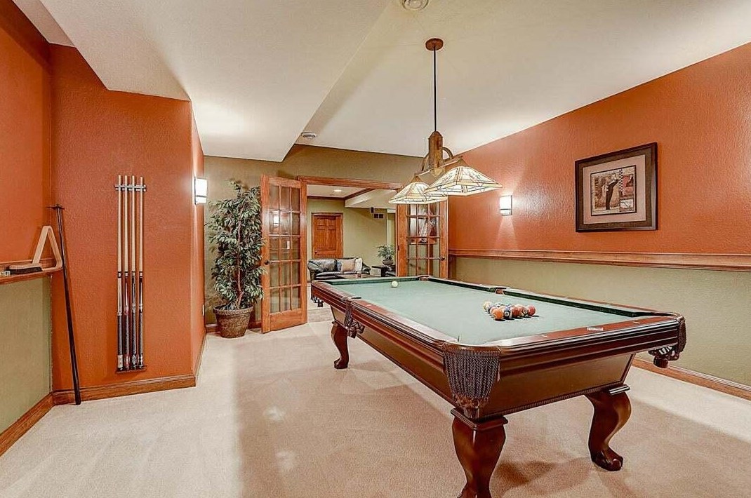 1091 Oak Cir, Pewaukee WI  53072-1926 exterior