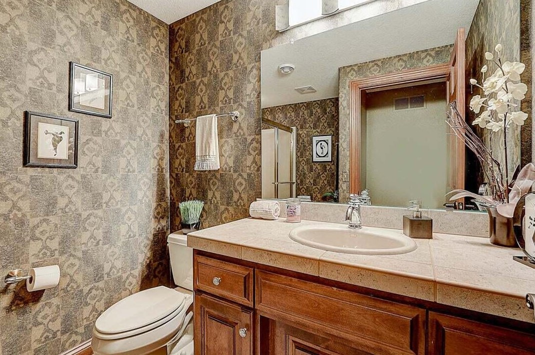 1091 Oak Cir, Pewaukee WI  53072-1926 exterior