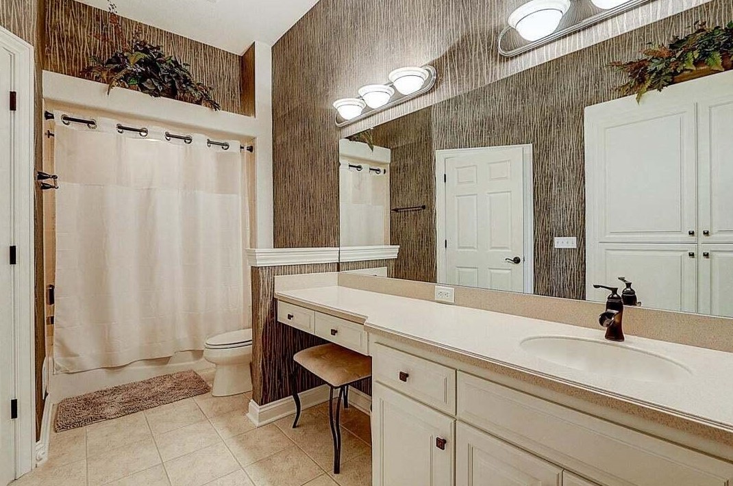 1091 Oak Cir, Pewaukee WI  53072-1926 exterior