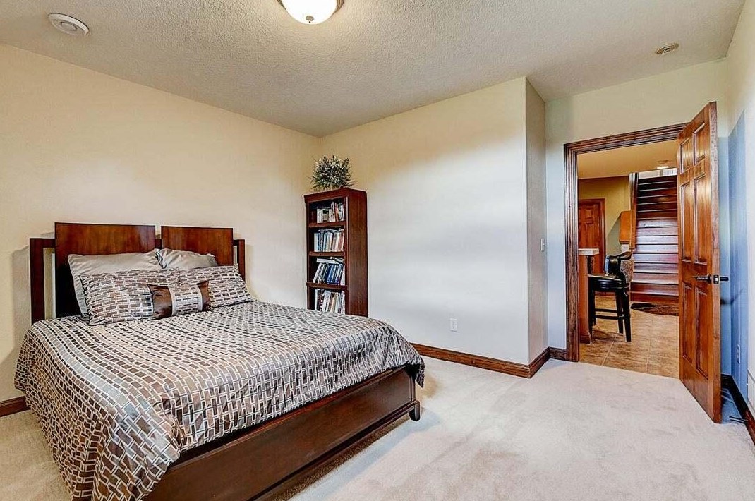 1091 Oak Cir, Pewaukee WI  53072-1926 exterior