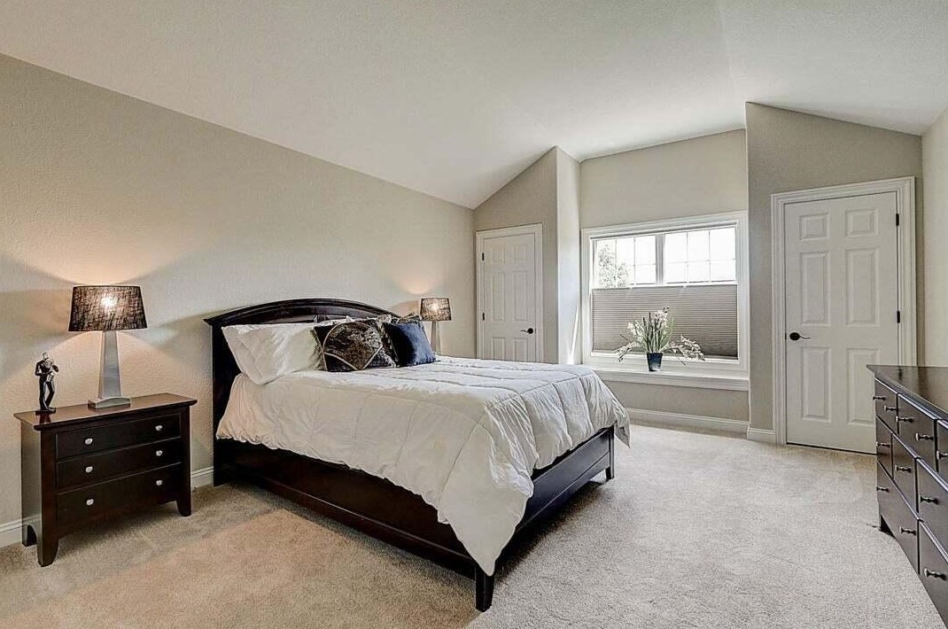 1091 Oak Cir, Pewaukee WI  53072-1926 exterior