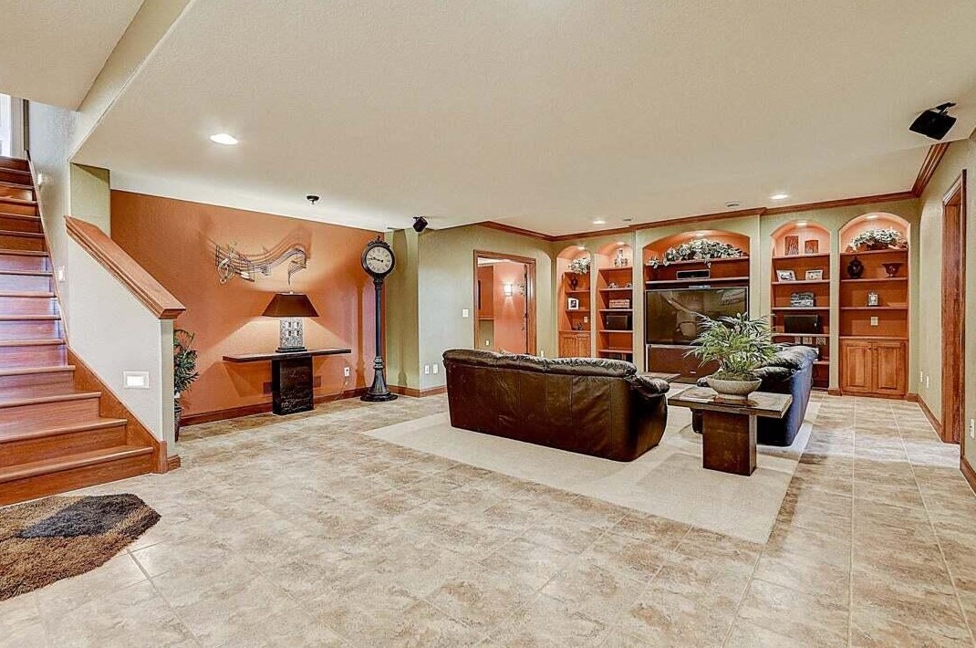 1091 Oak Cir, Pewaukee WI  53072-1926 exterior