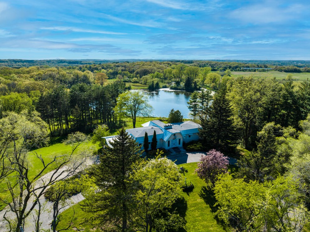 1966 Knob Rd, Lyons WI  53105-8600 exterior