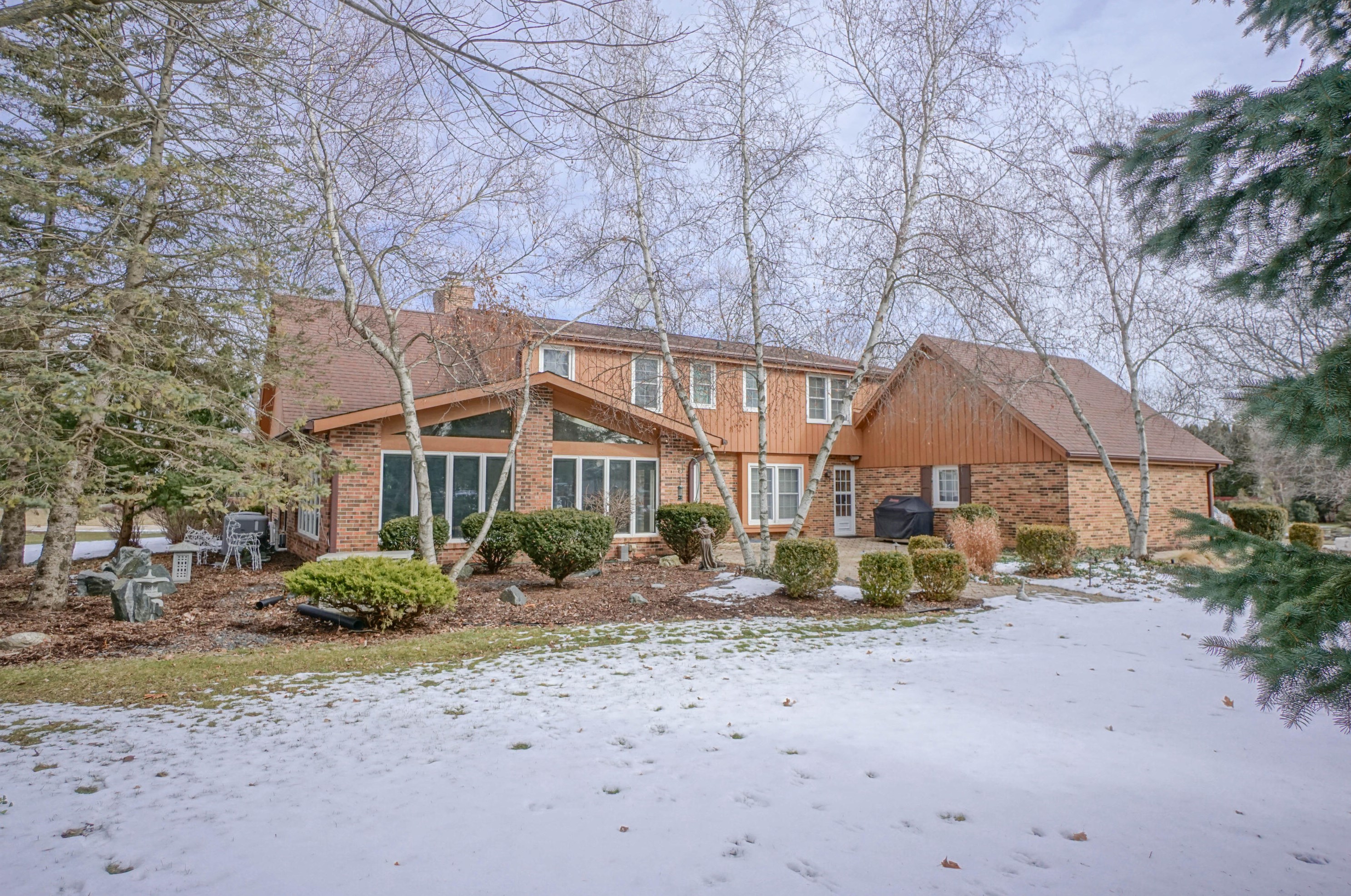 16615 Mary Cliff Ln, Brookfield WI  53005-2135 exterior