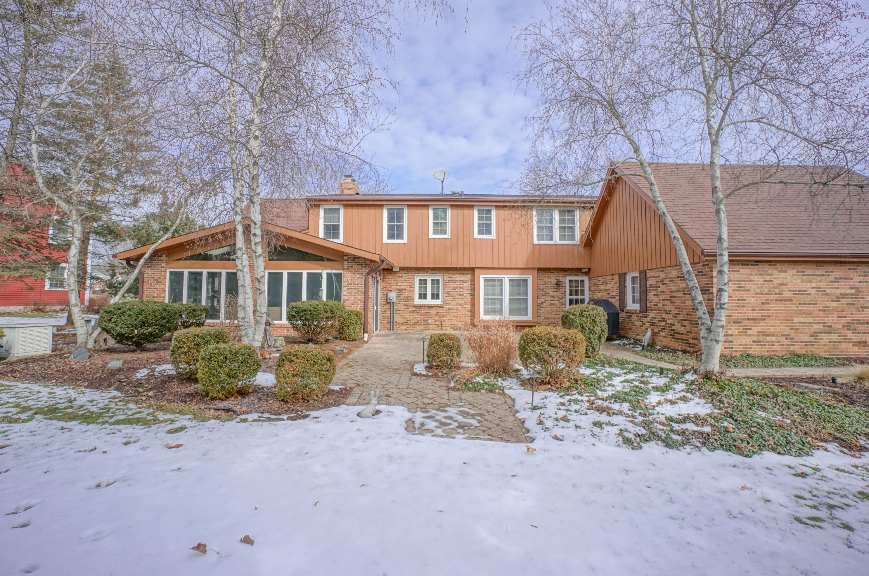 16615 Mary Cliff Ln, Brookfield WI  53005-2135 exterior