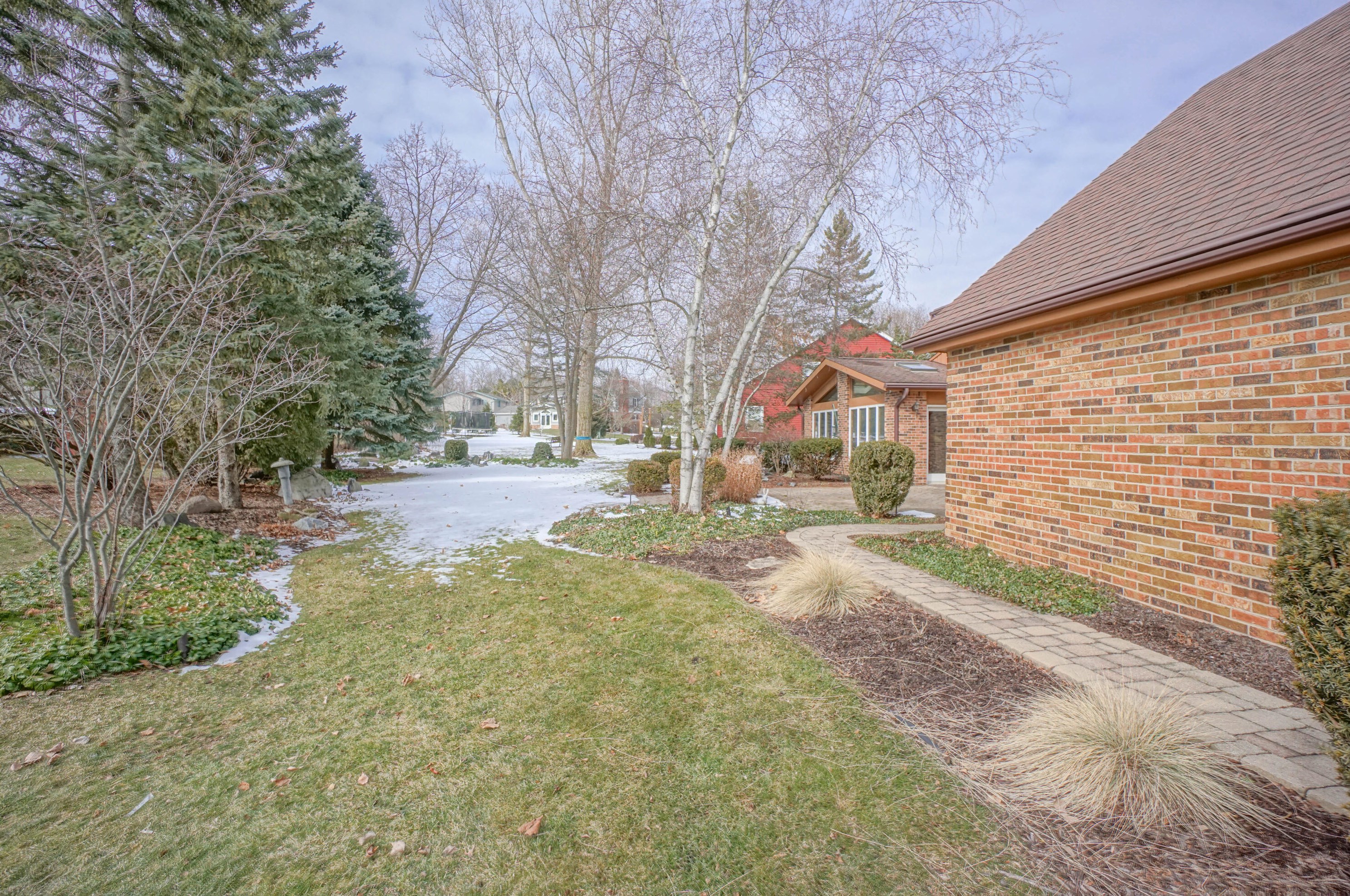 16615 Mary Cliff Ln, Brookfield WI  53005-2135 exterior