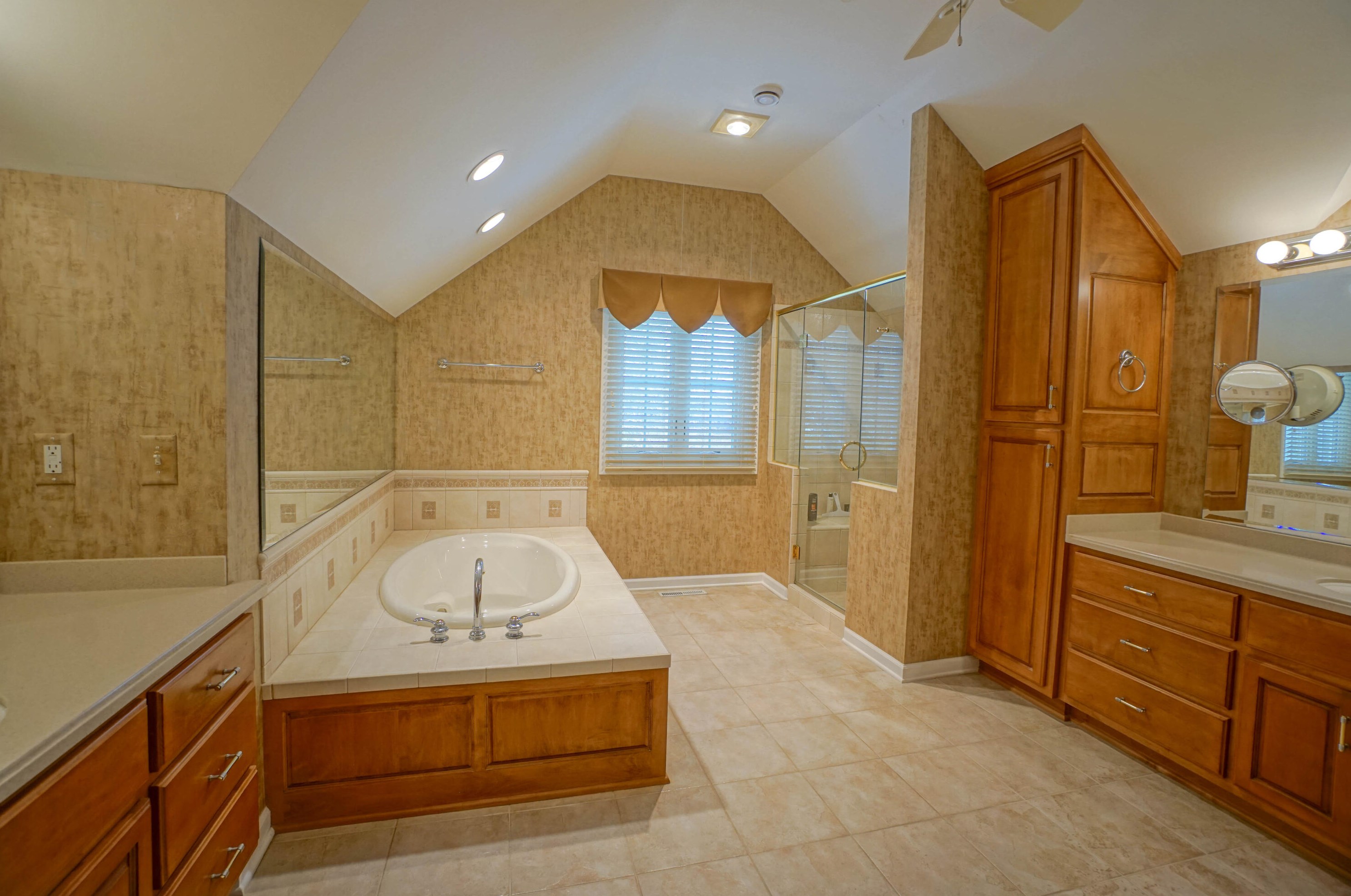 16615 Mary Cliff Ln, Brookfield WI  53005-2135 exterior