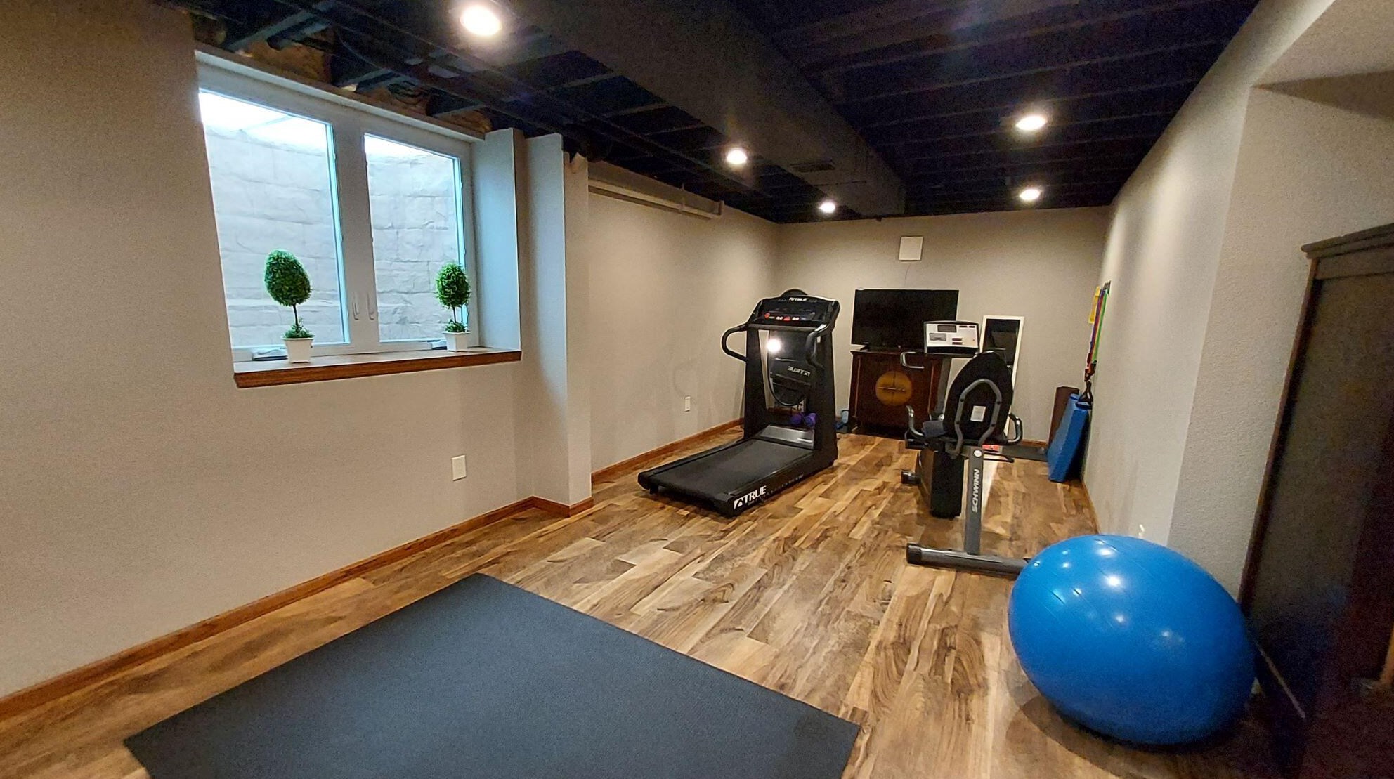 8157 Woodfield Dr, Hales Corners WI  53132-8386 exterior