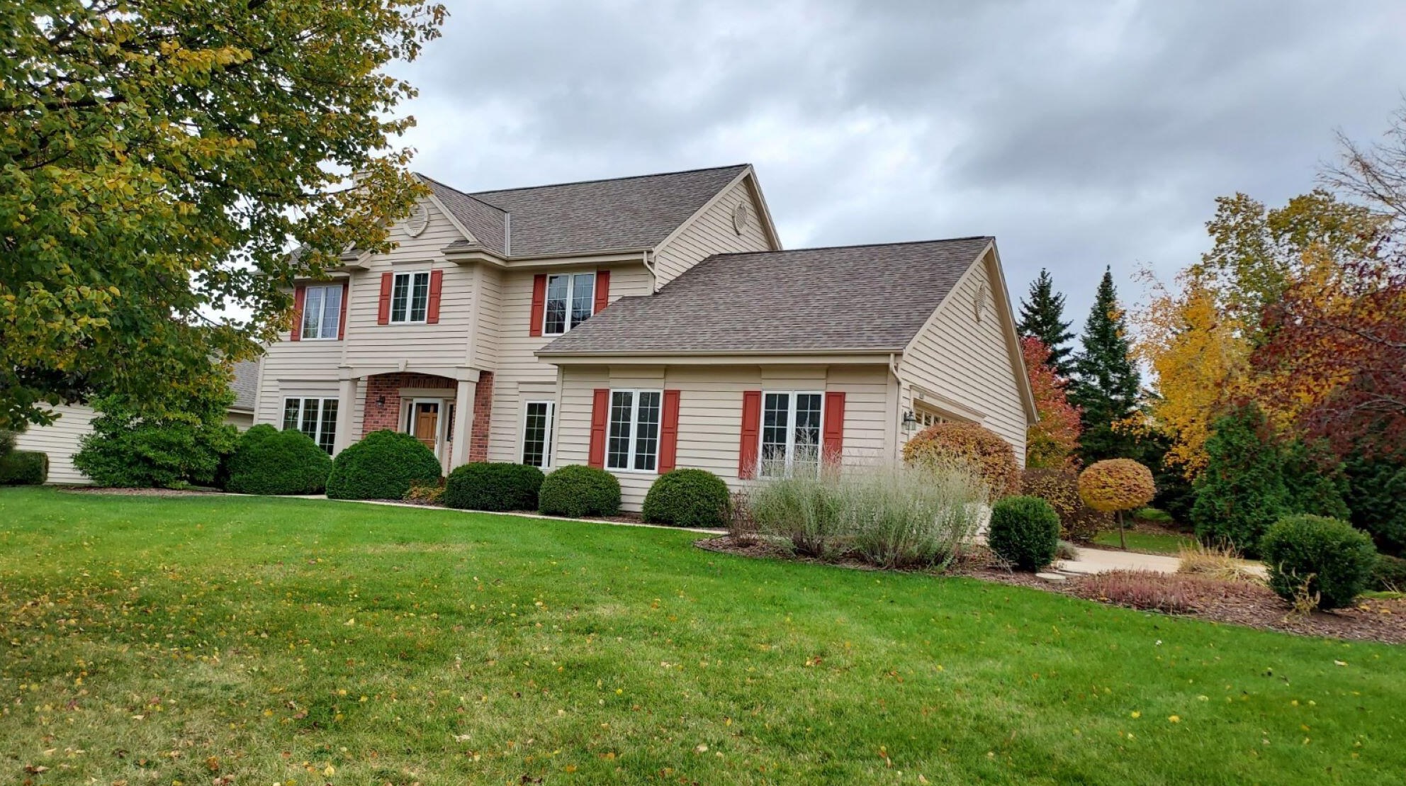 8157 Woodfield Dr, Hales Corners WI  53132-8386 exterior