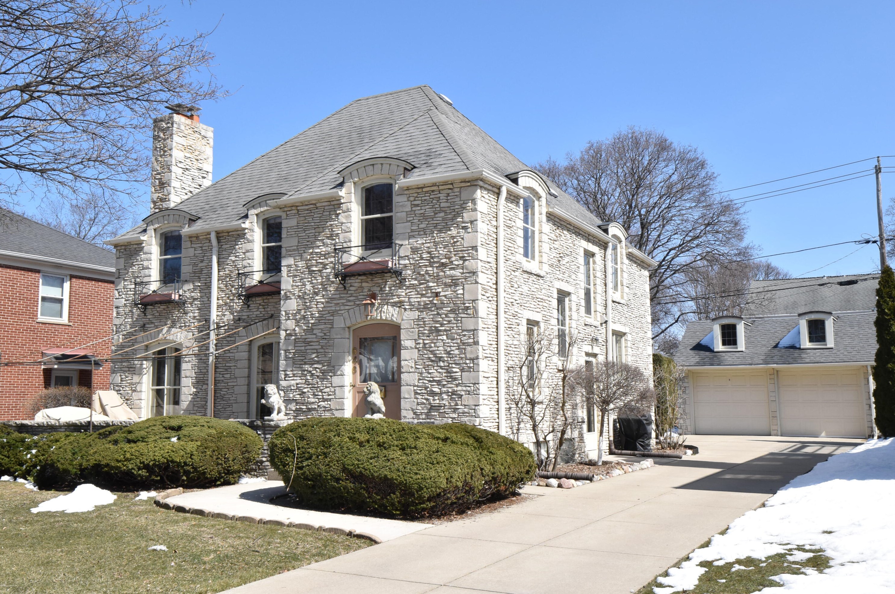 646 77 St, Milwaukee WI 53213-3511 exterior