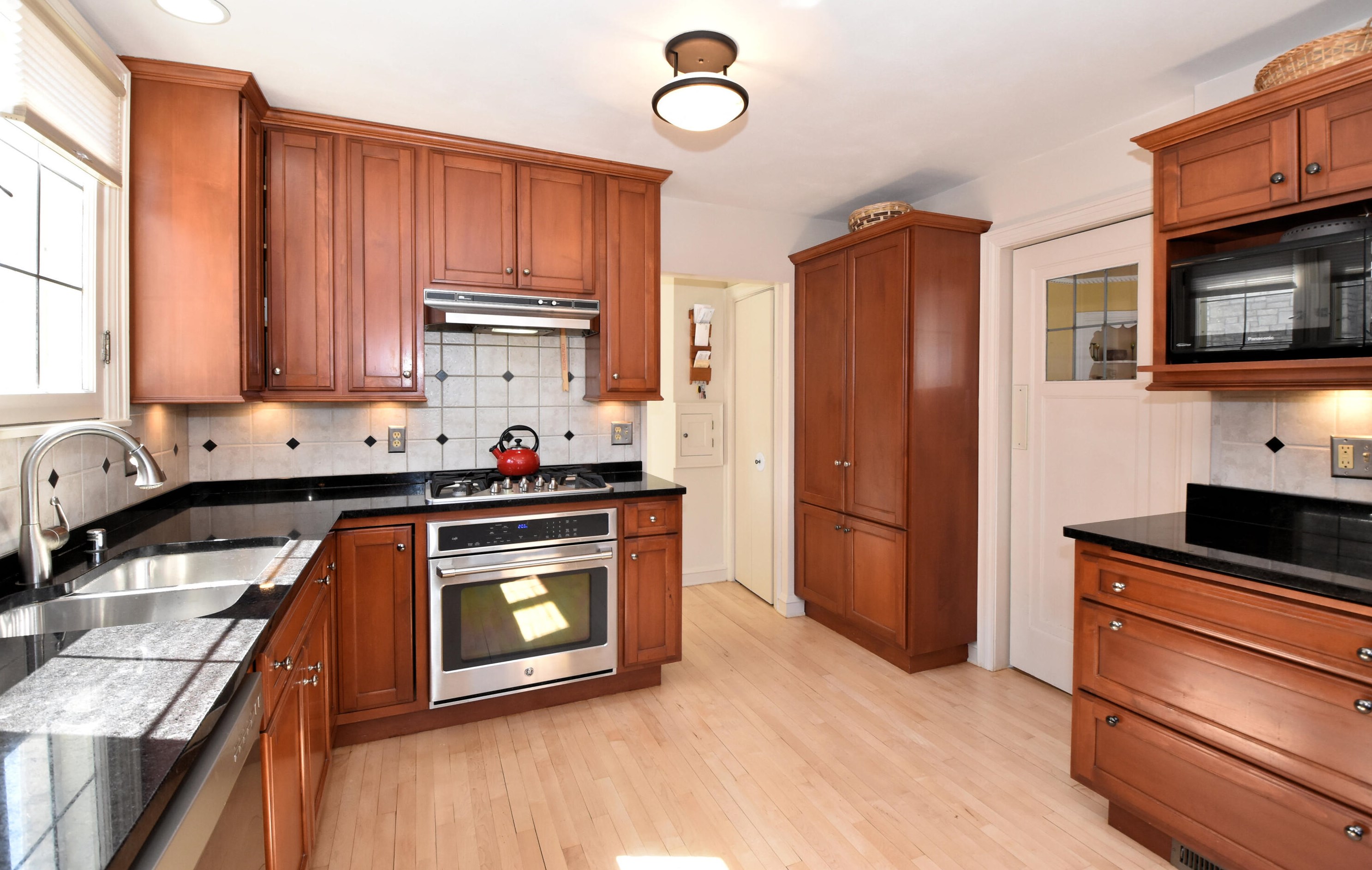 646 77 St, Milwaukee WI 53213-3511 exterior