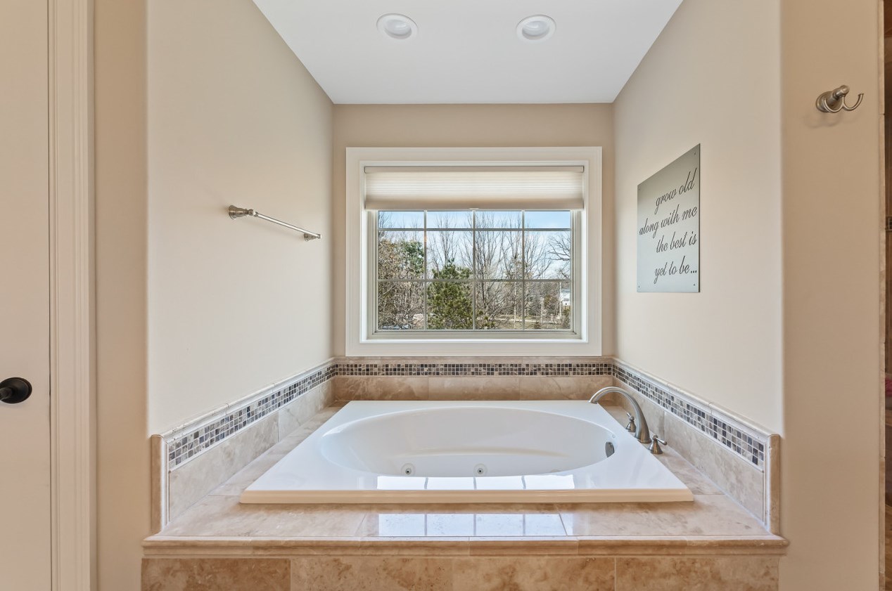 18840 Chapel Hill Dr, Brookfield WI  53045-7446 exterior