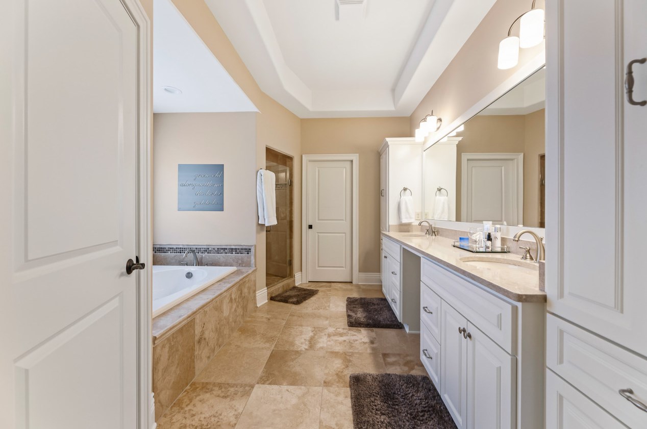 18840 Chapel Hill Dr, Brookfield WI  53045-7446 exterior