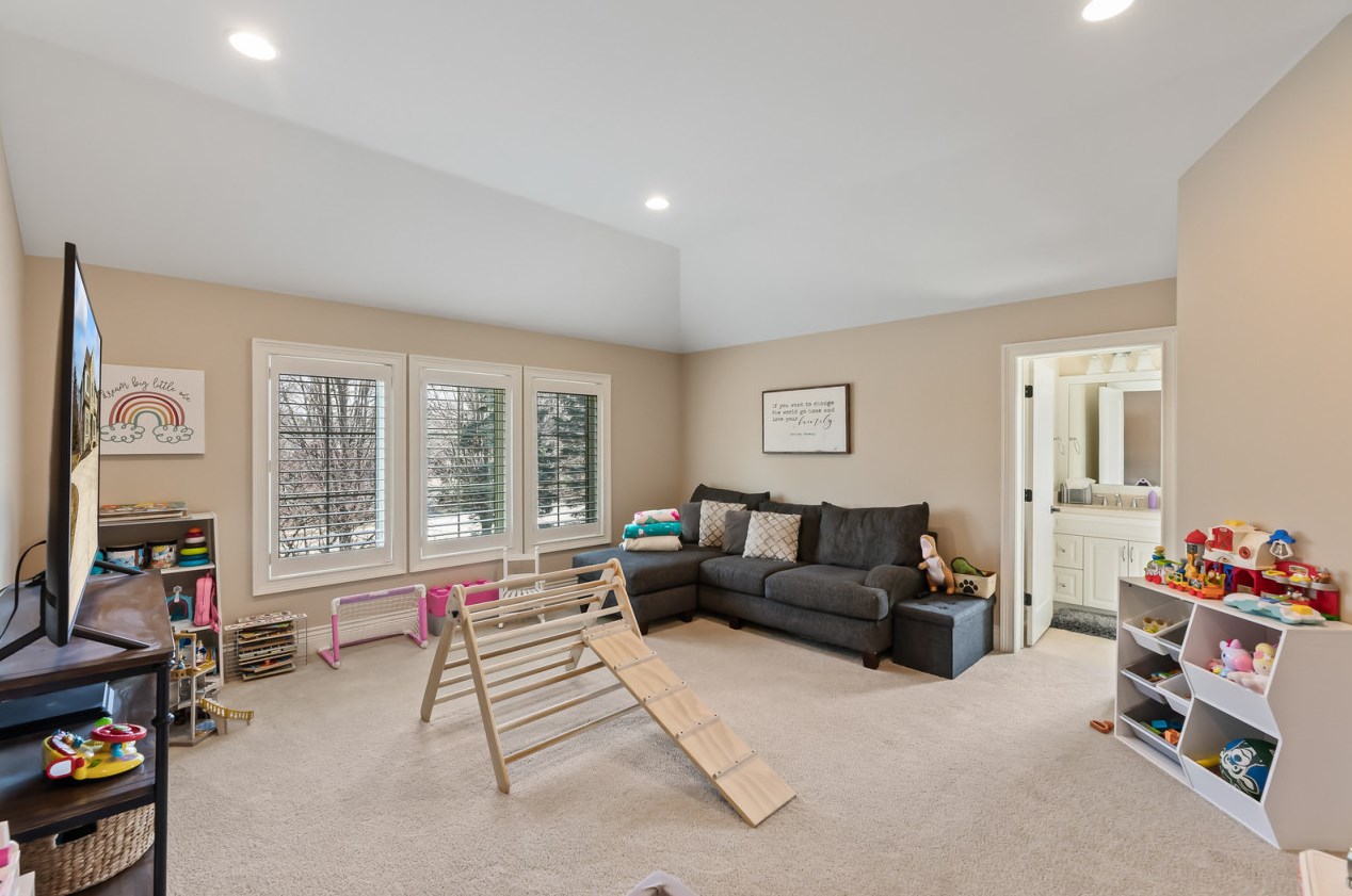 18840 Chapel Hill Dr, Brookfield WI  53045-7446 exterior