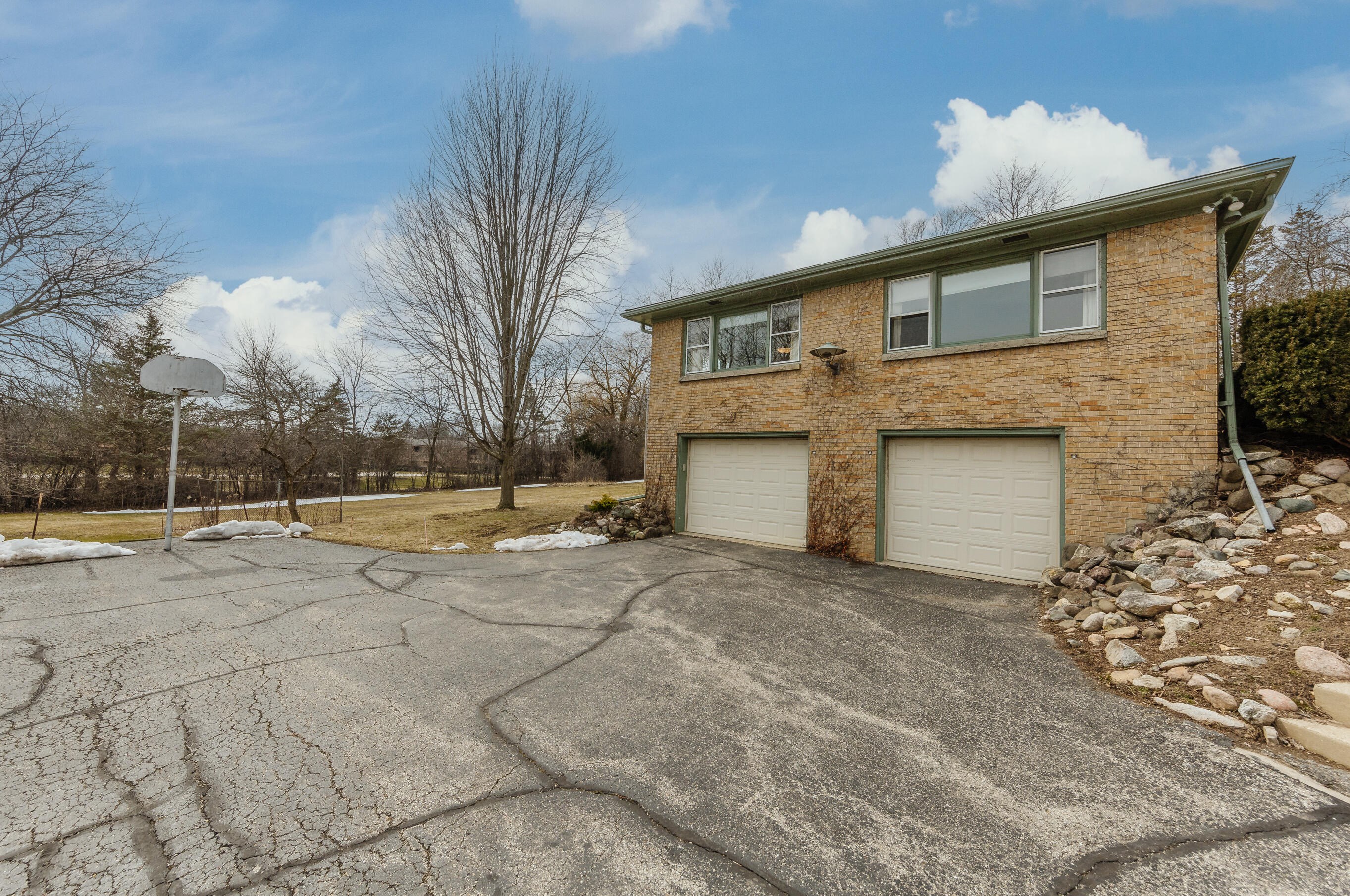 17515 West Ln, Brookfield WI  53045-4312 exterior