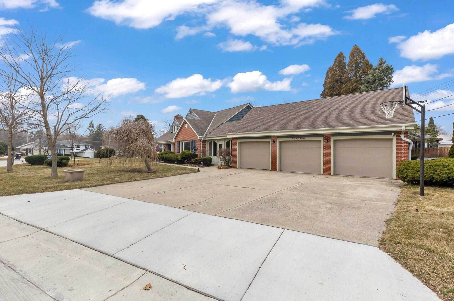 3800 Lighthouse Dr, Racine WI  53402-3618 exterior