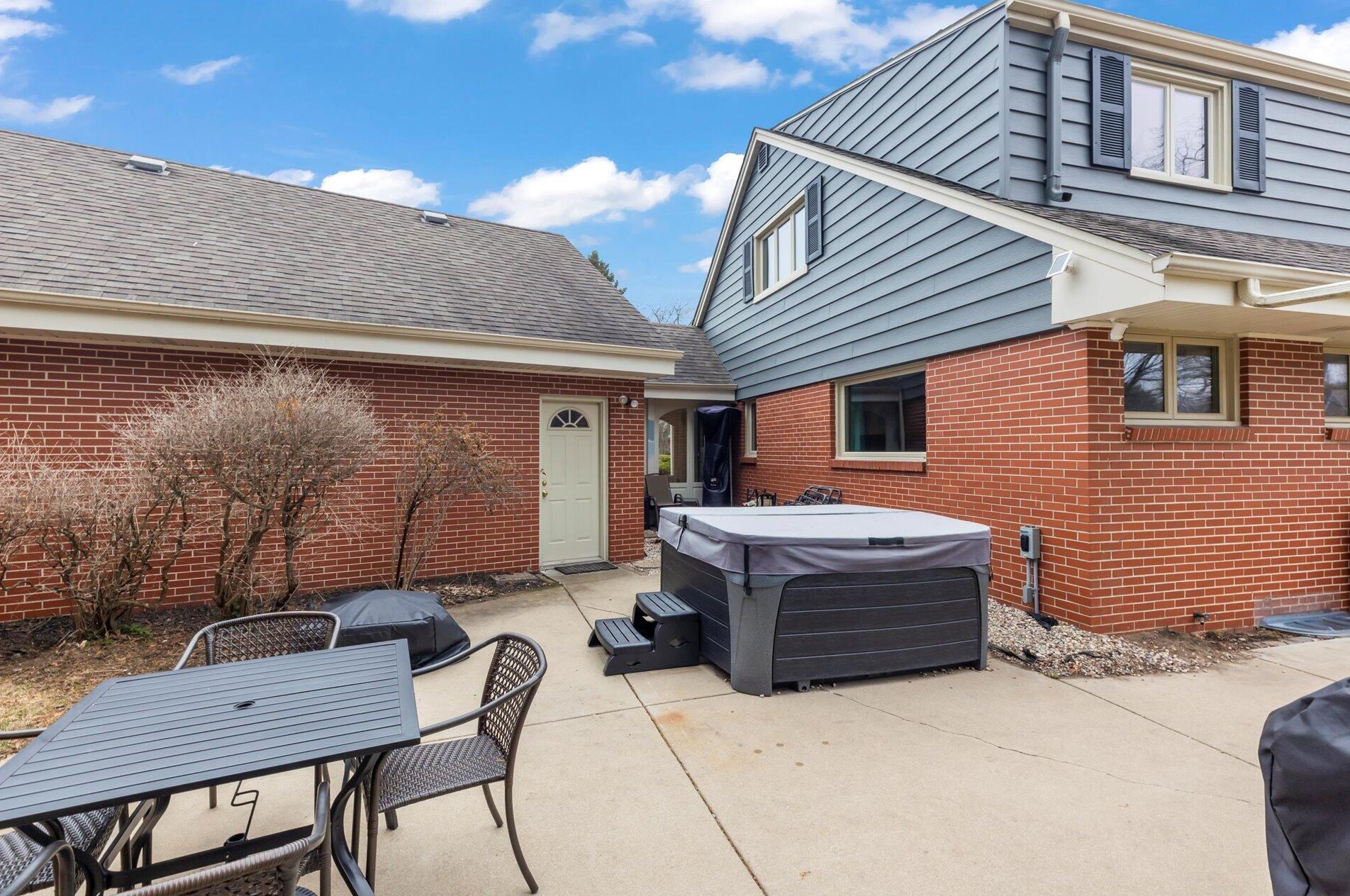 3800 Lighthouse Dr, Racine WI  53402-3618 exterior