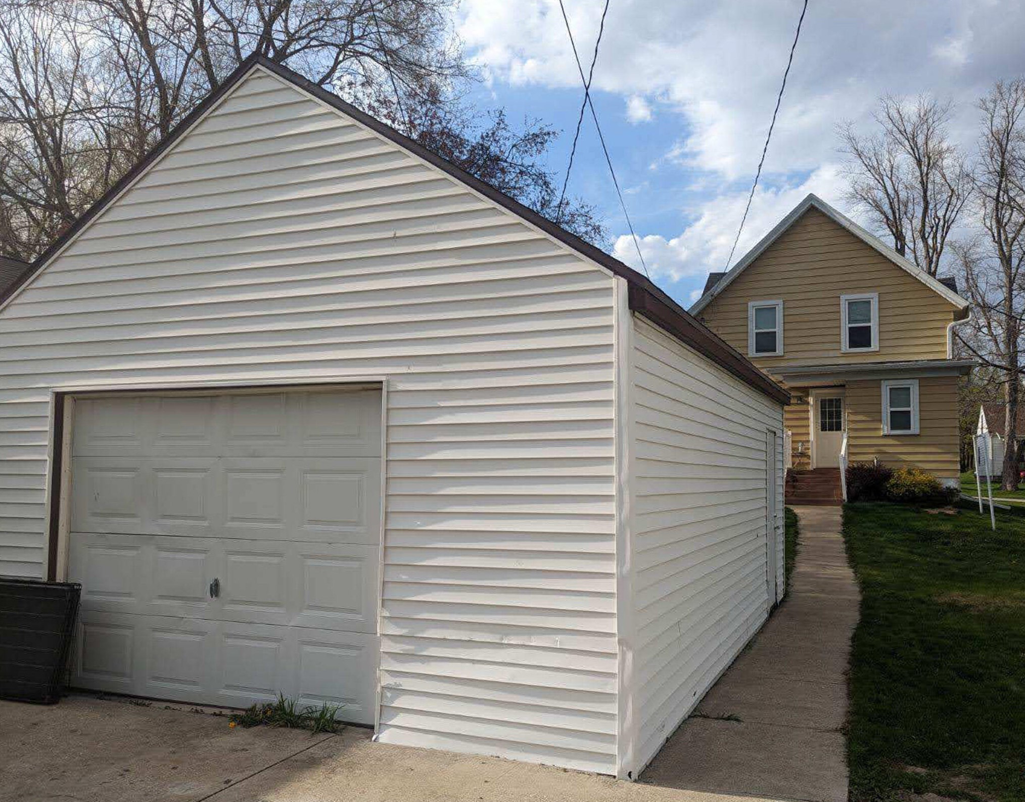 525 Loos St, Hartford WI  53027-1913 exterior