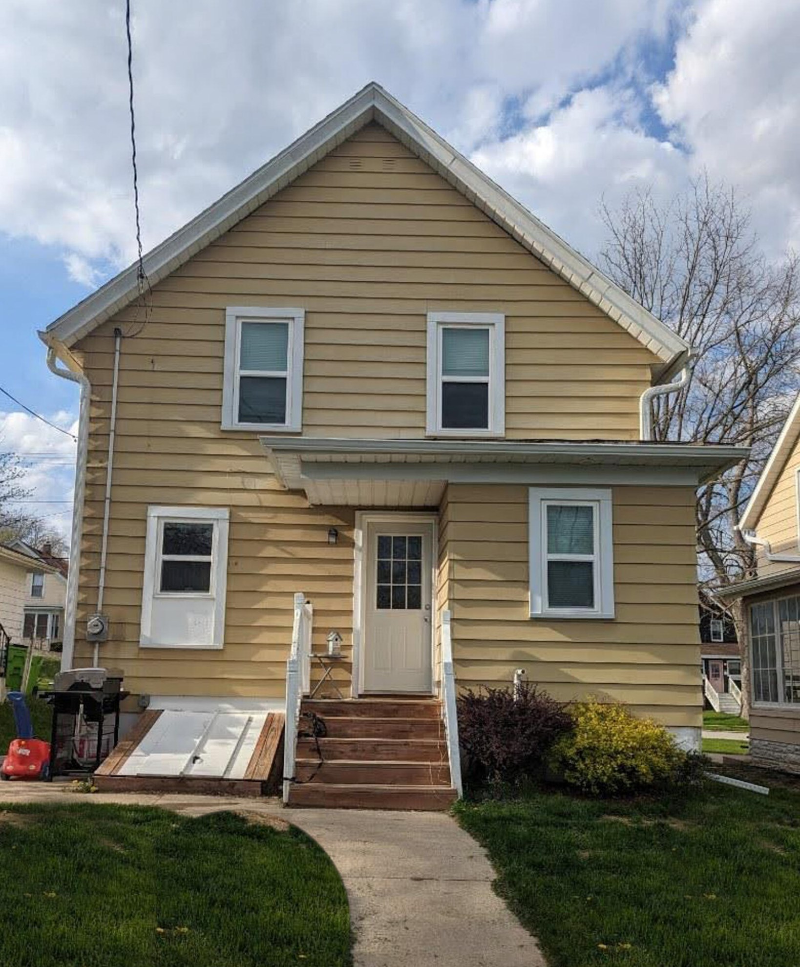 525 Loos St, Hartford WI  53027-1913 exterior