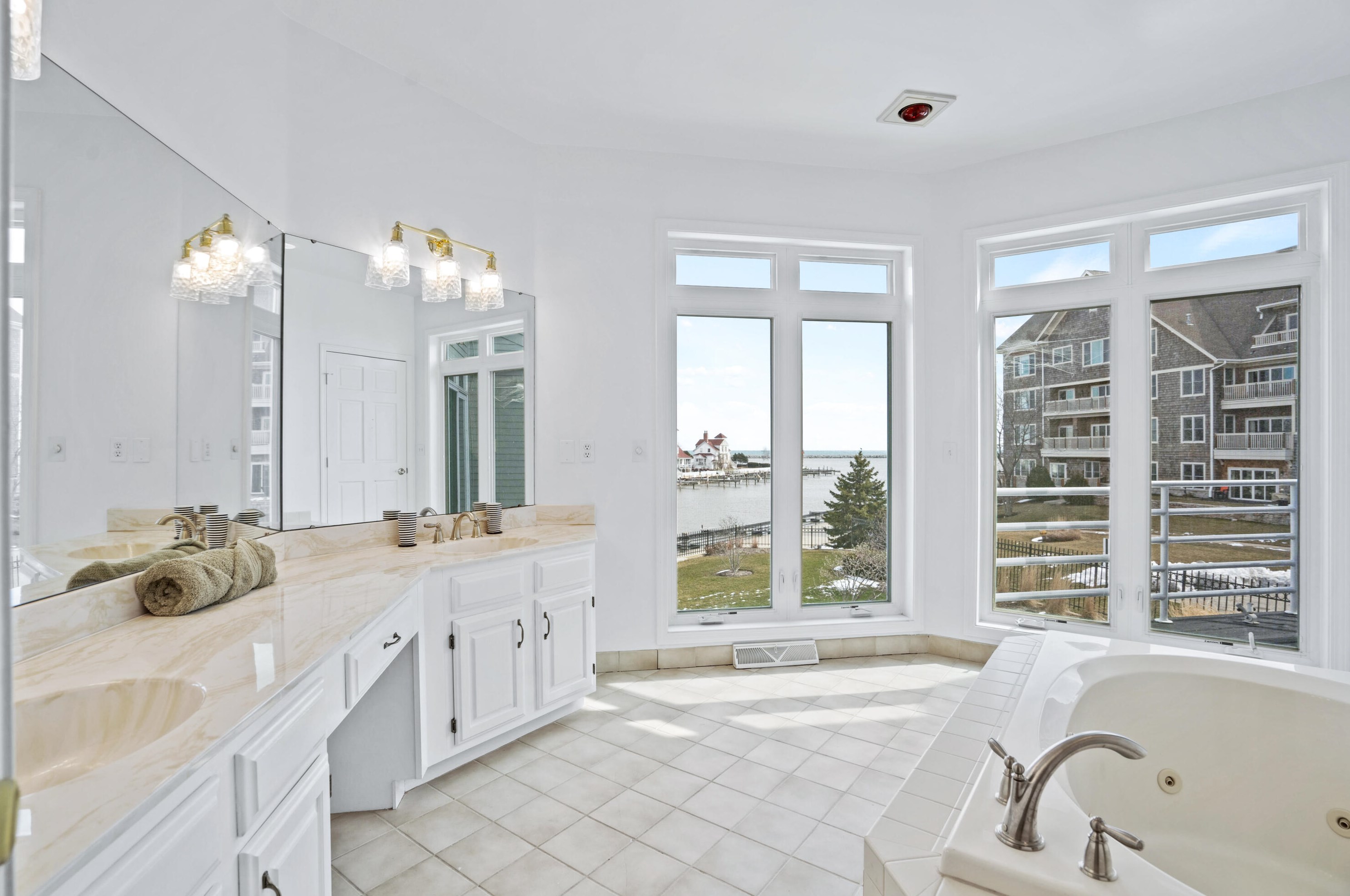 32 Harborview Dr, Racine WI  53403-4601 exterior