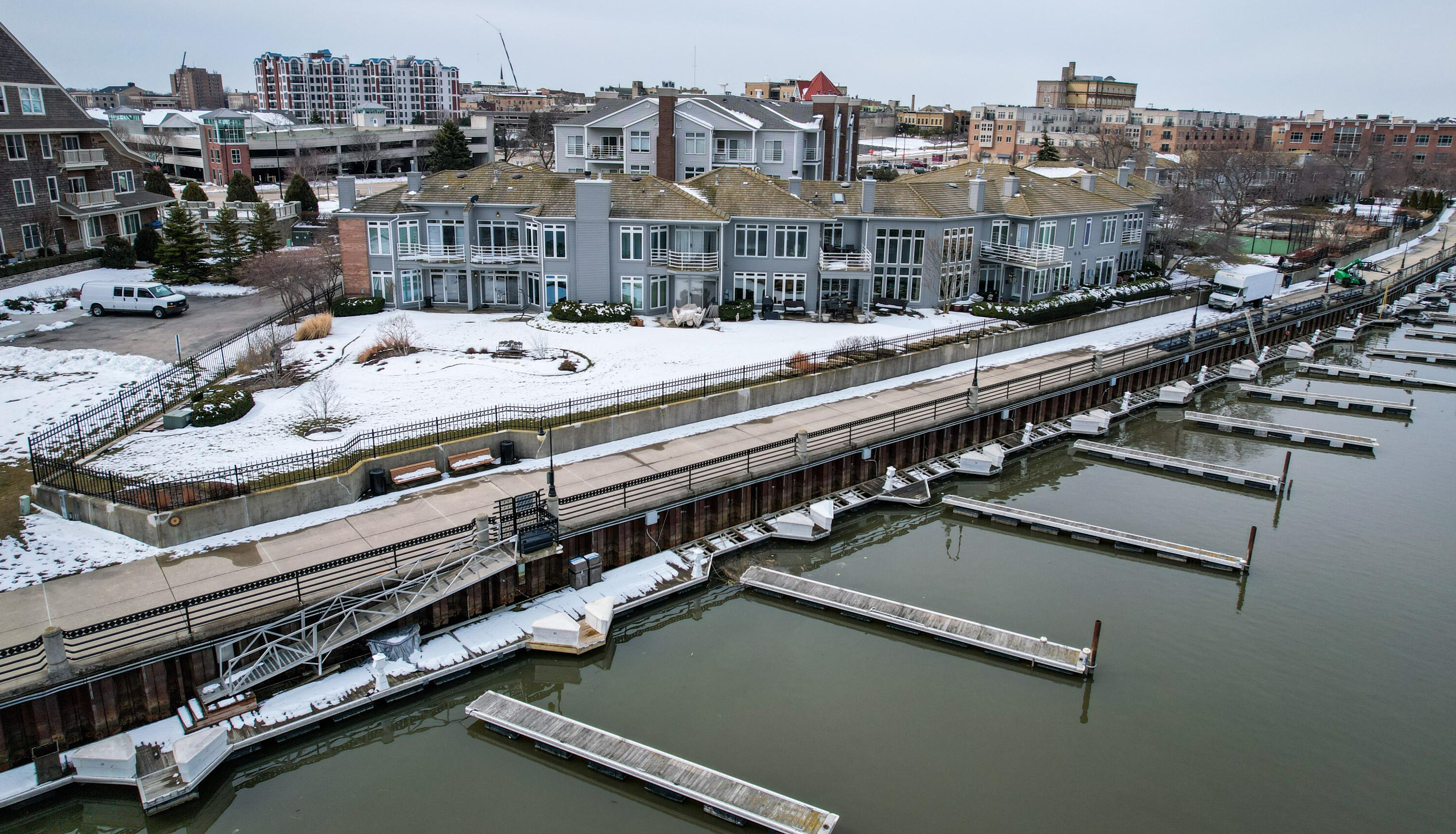 32 Harborview Dr, Racine WI  53403-4601 exterior