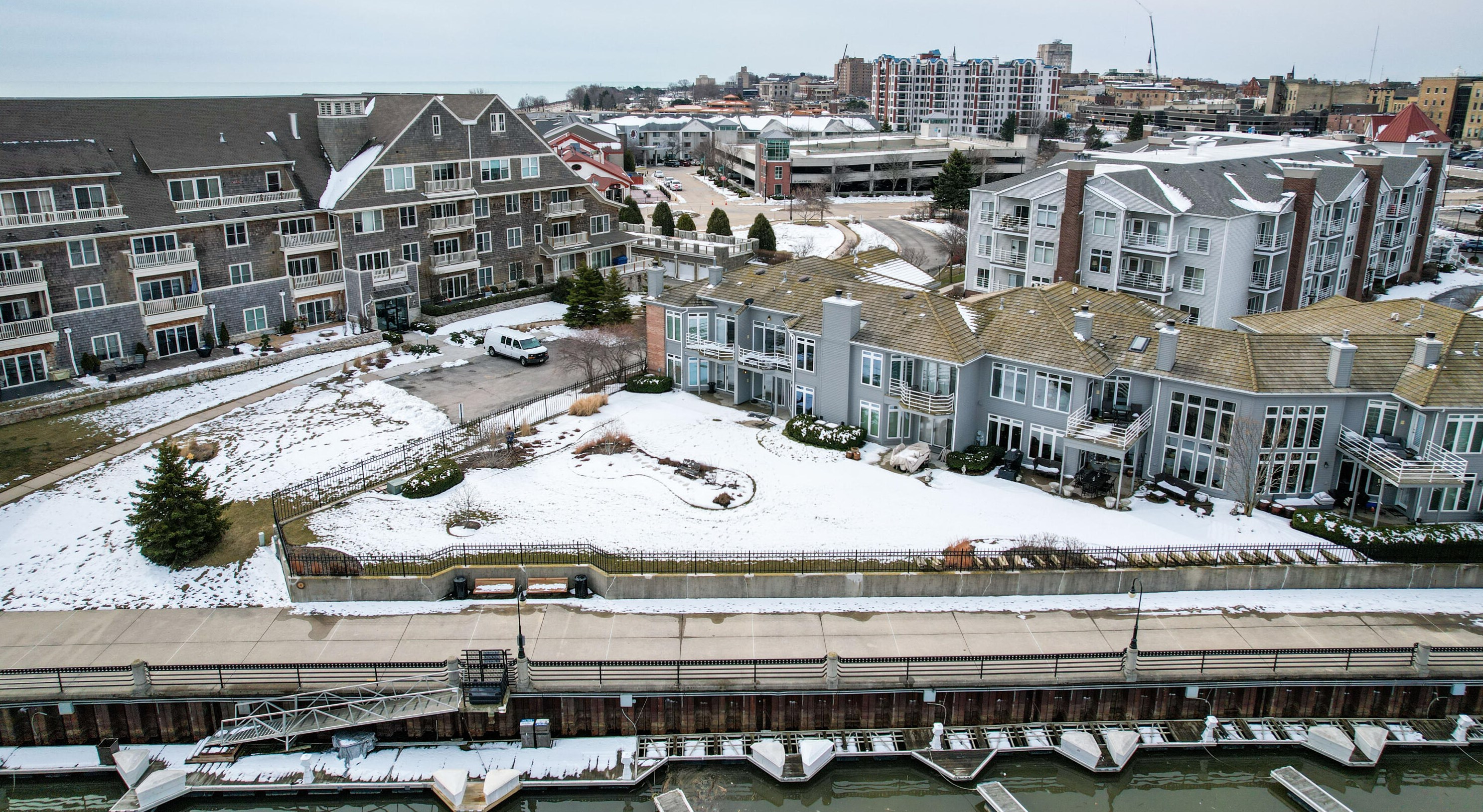 32 Harborview Dr, Racine WI  53403-4601 exterior