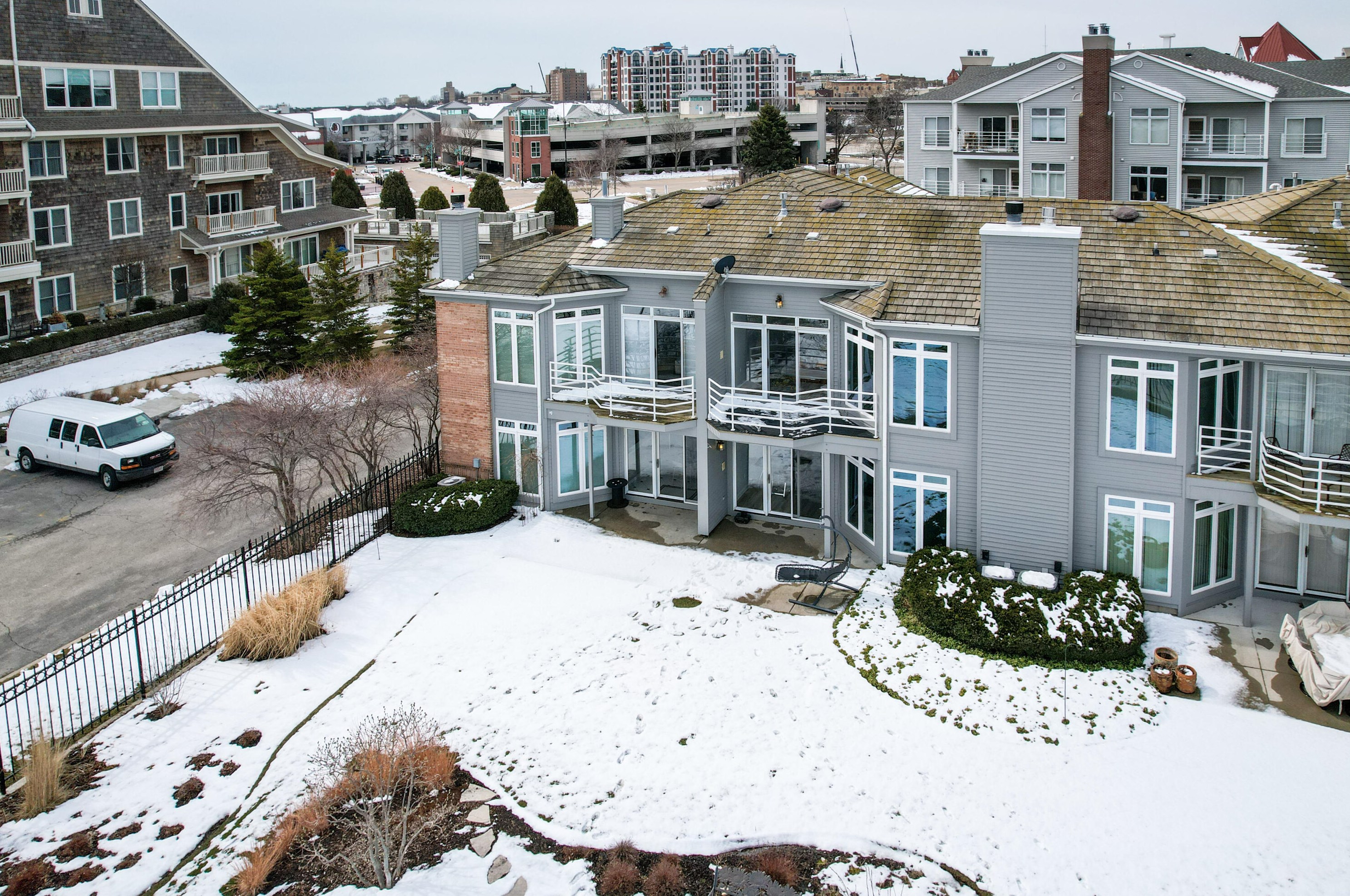 32 Harborview Dr, Racine WI  53403-4601 exterior