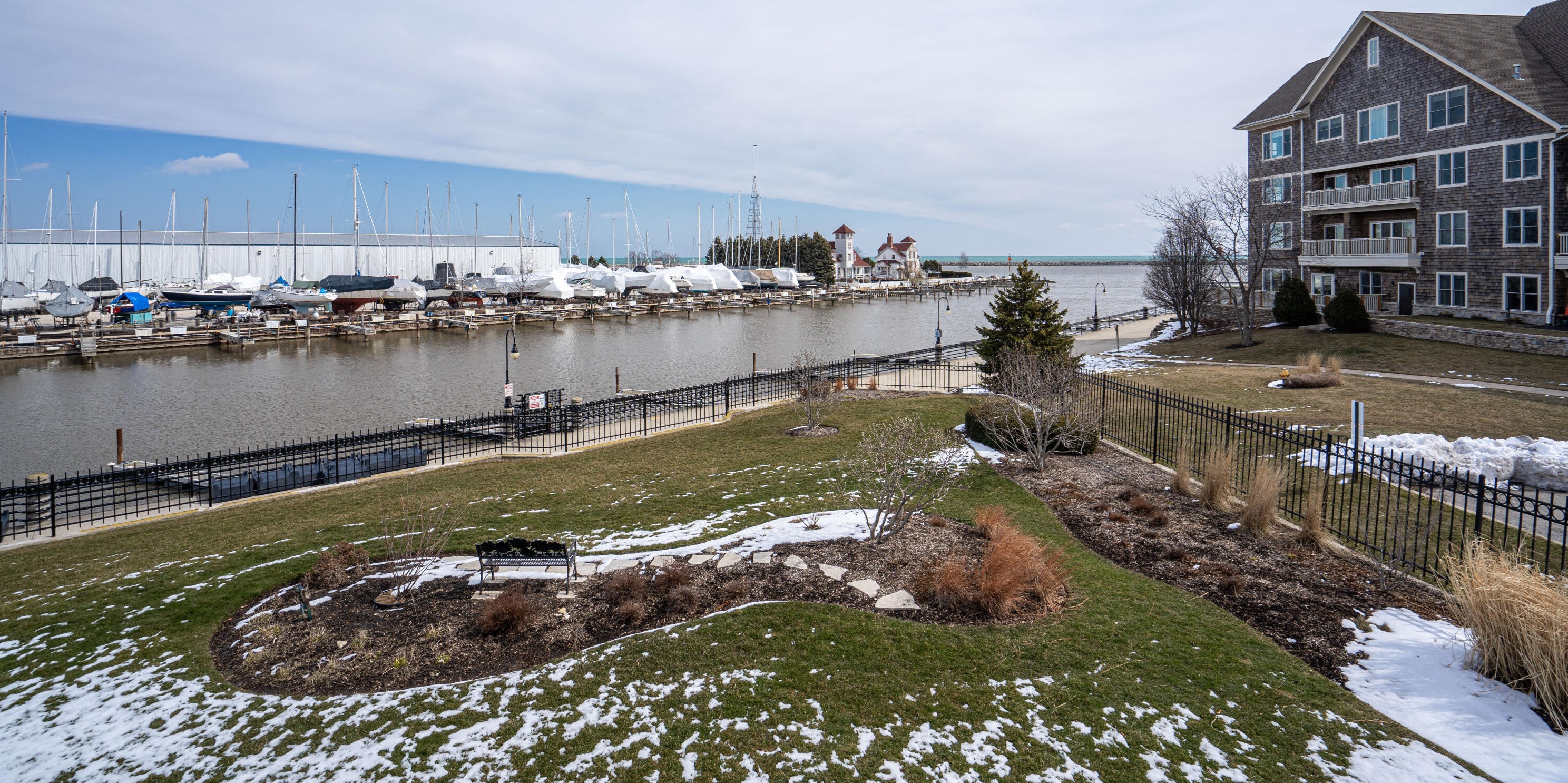 32 Harborview Dr, Racine WI  53403-4601 exterior