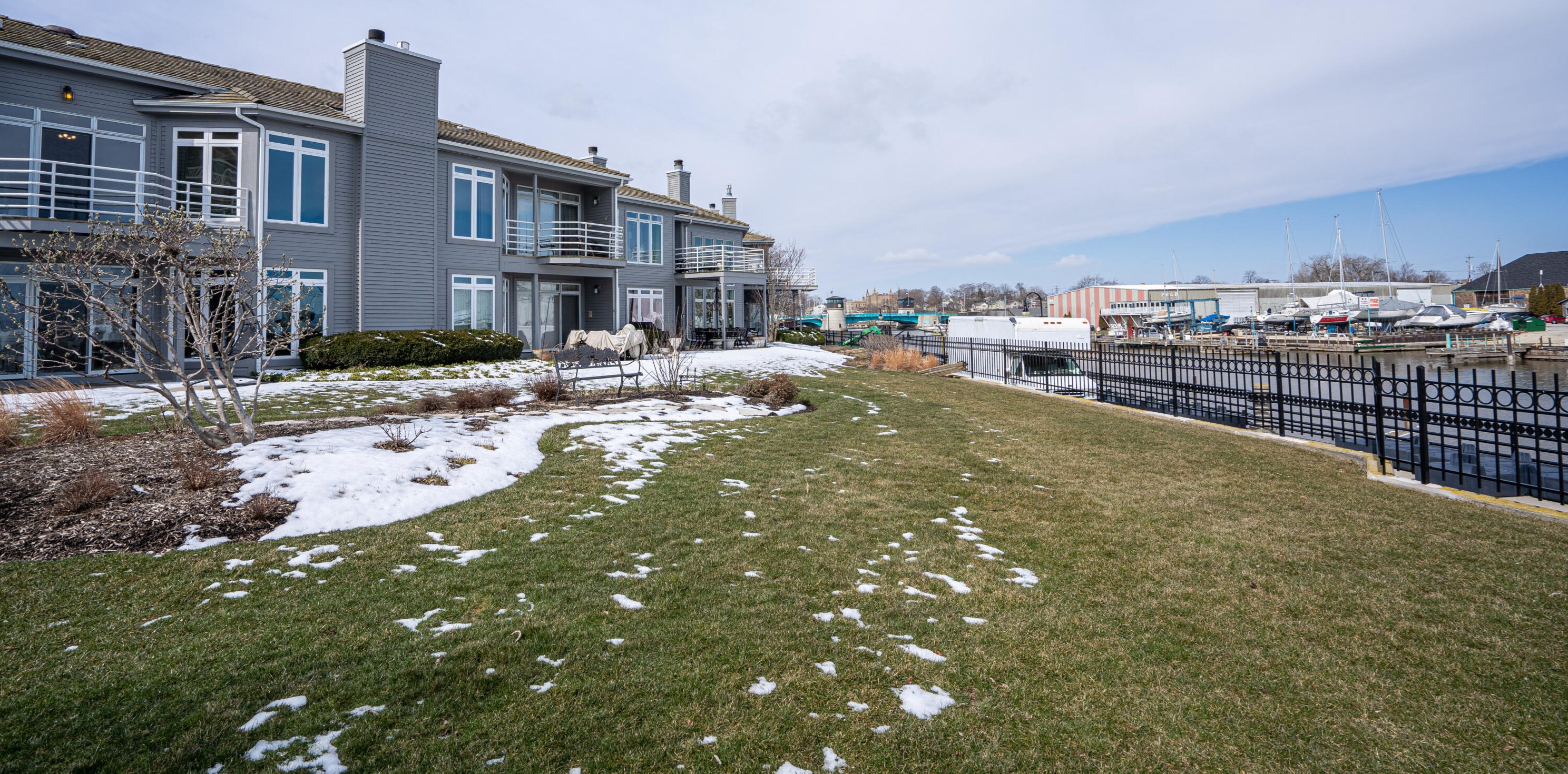 32 Harborview Dr, Racine WI  53403-4601 exterior