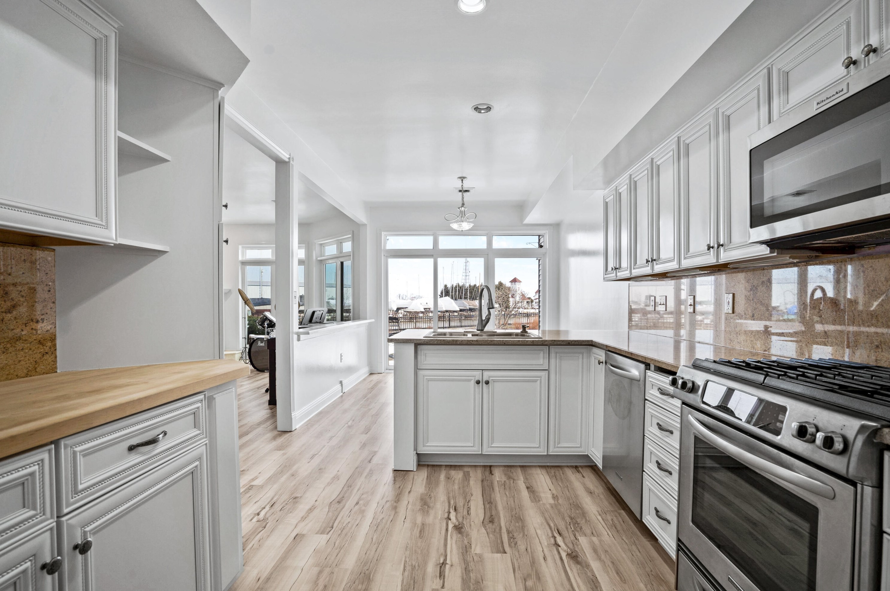 32 Harborview Dr, Racine WI  53403-1098 exterior