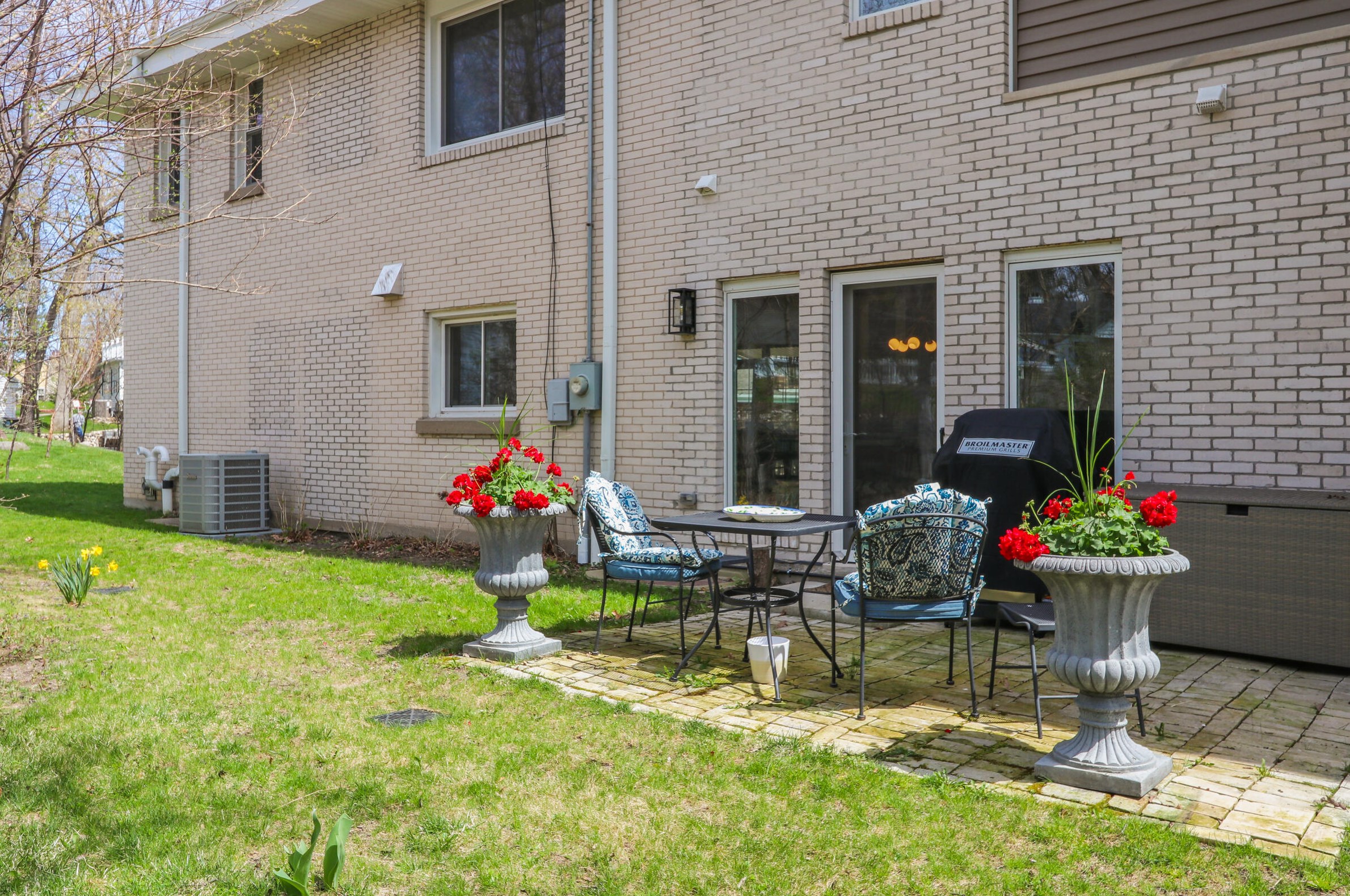 1104 Shabbona Dr, Fontana WI  53125-1349 exterior