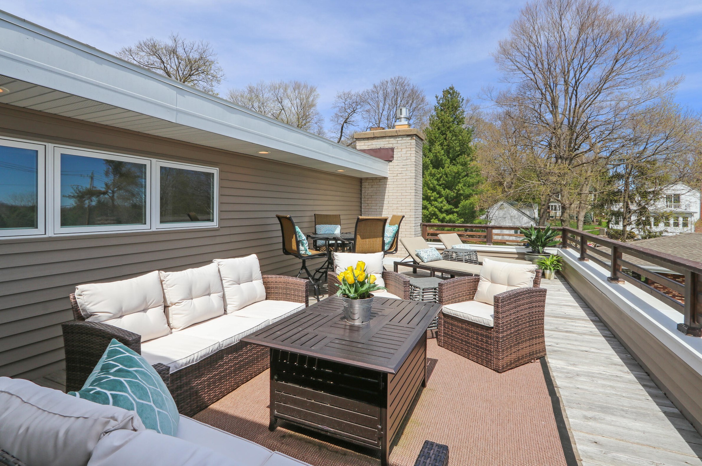 1104 Shabbona Dr, Fontana WI  53125-1349 exterior