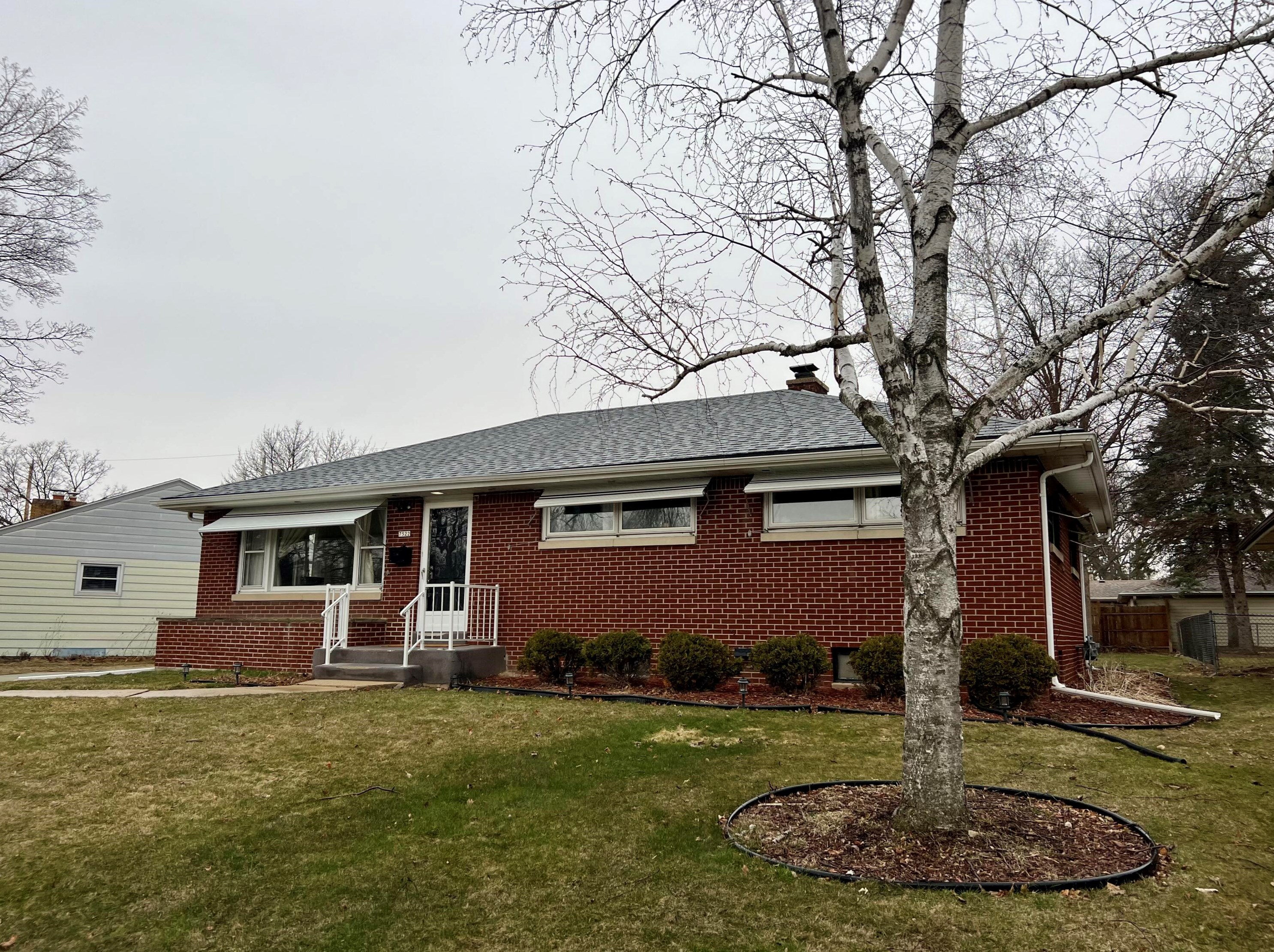 7522 Jackson Dr, Milwaukee WI 53219-2817 exterior