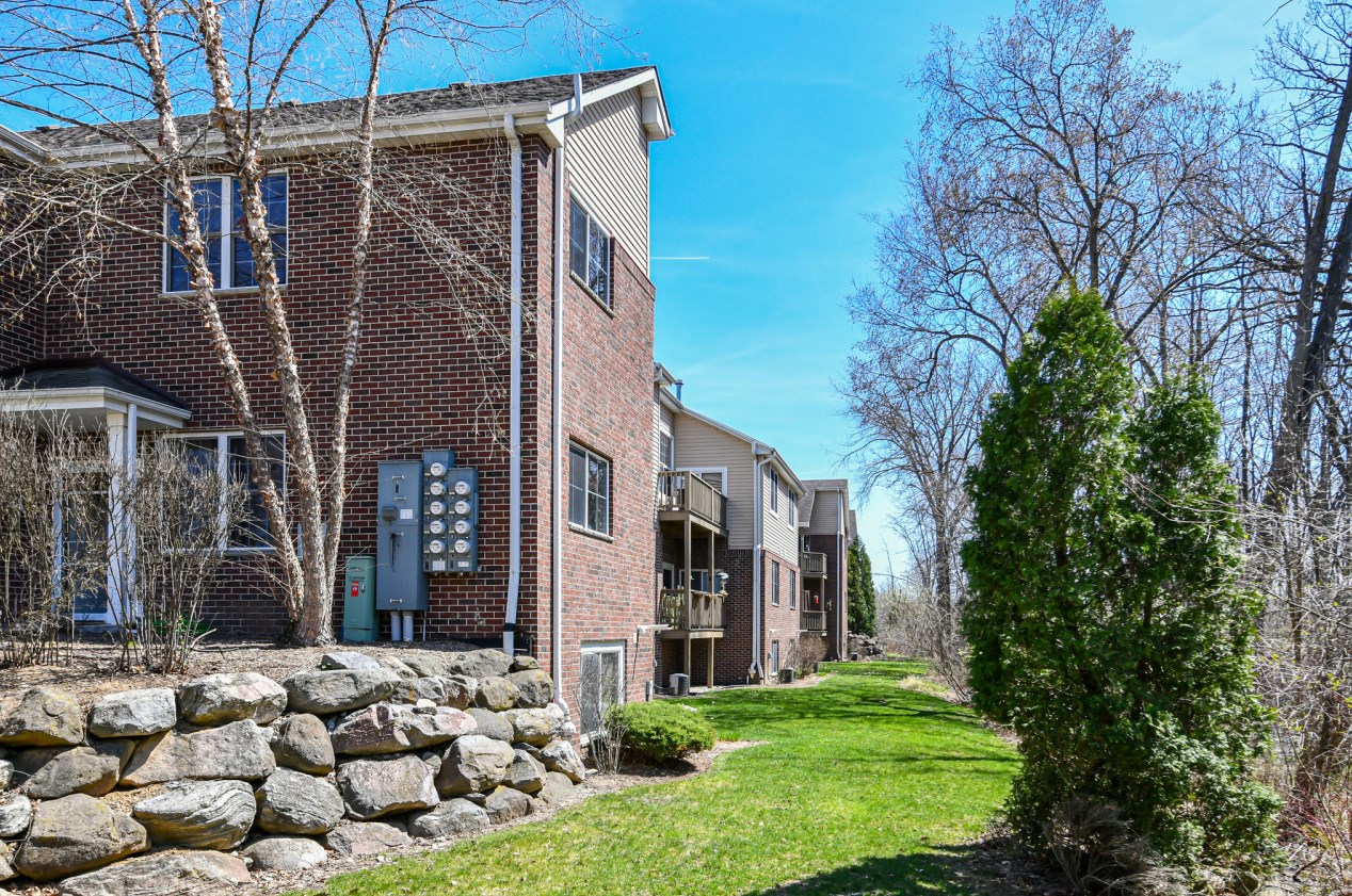 8485 Ashbury Ln, Oak Creek WI  53154-8069 exterior