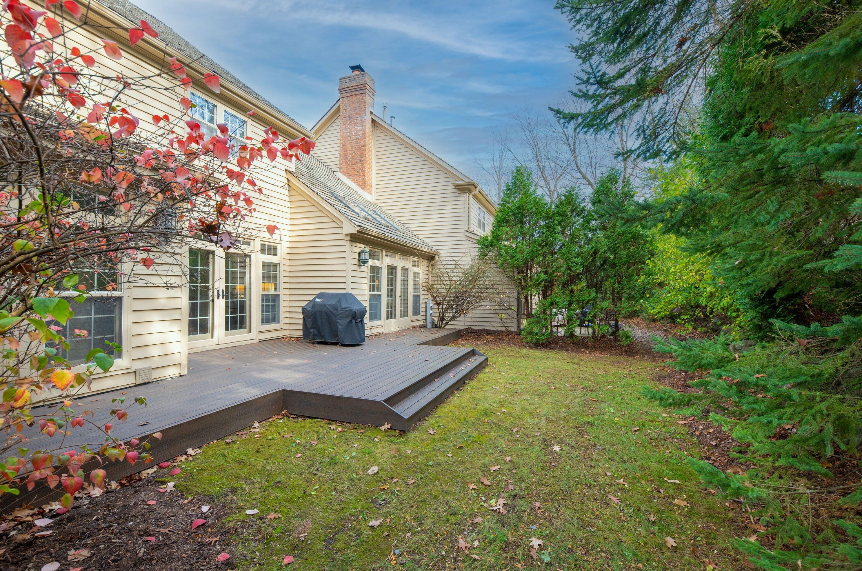 655 Park Cir, Elm Grove WI  53122-2556 exterior