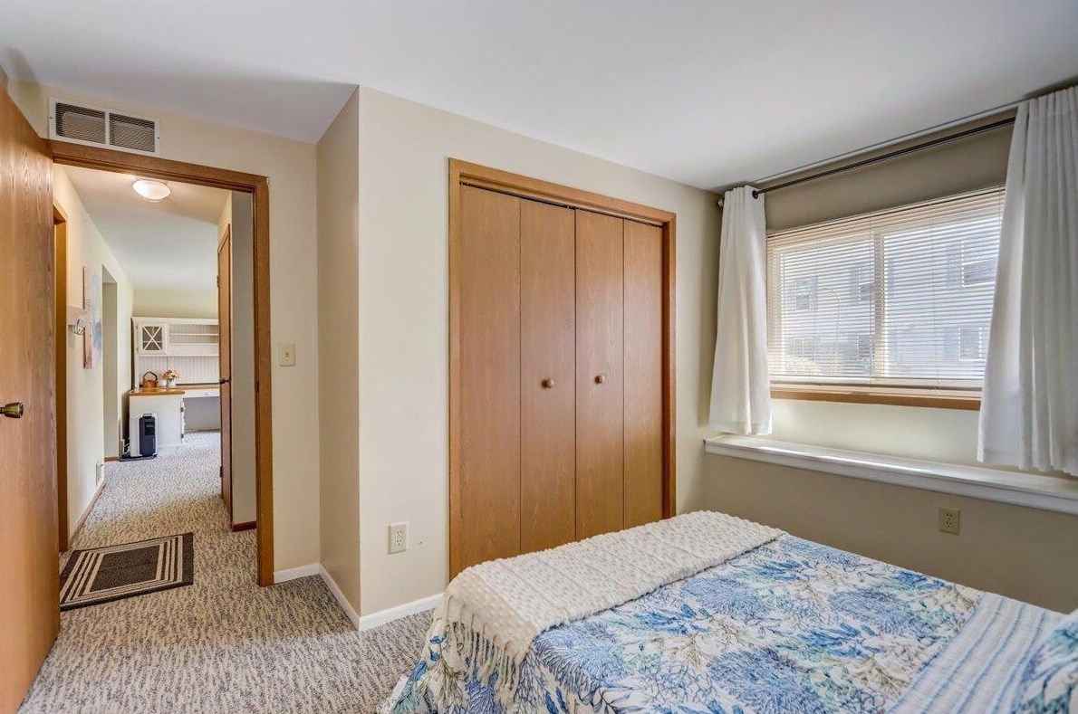 10210 Parkedge Cir, Hales Corners WI  53132-1234 exterior