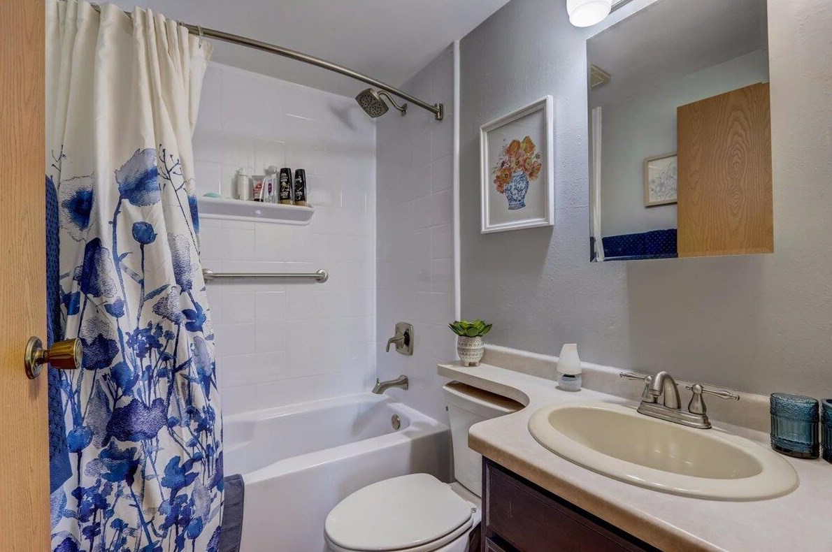 10210 Parkedge Cir, Hales Corners WI  53132-1234 exterior