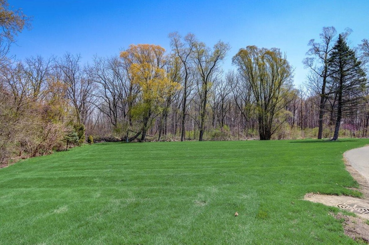 10210 Parkedge Cir, Hales Corners WI  53132-1234 exterior