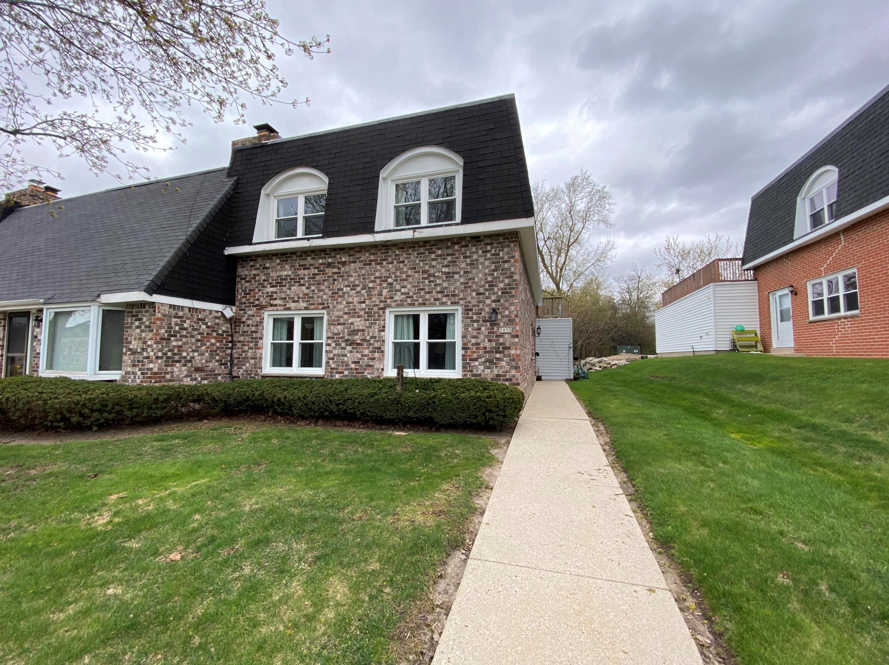 2033 Chateau Ct, Grafton WI  53024-2519 exterior
