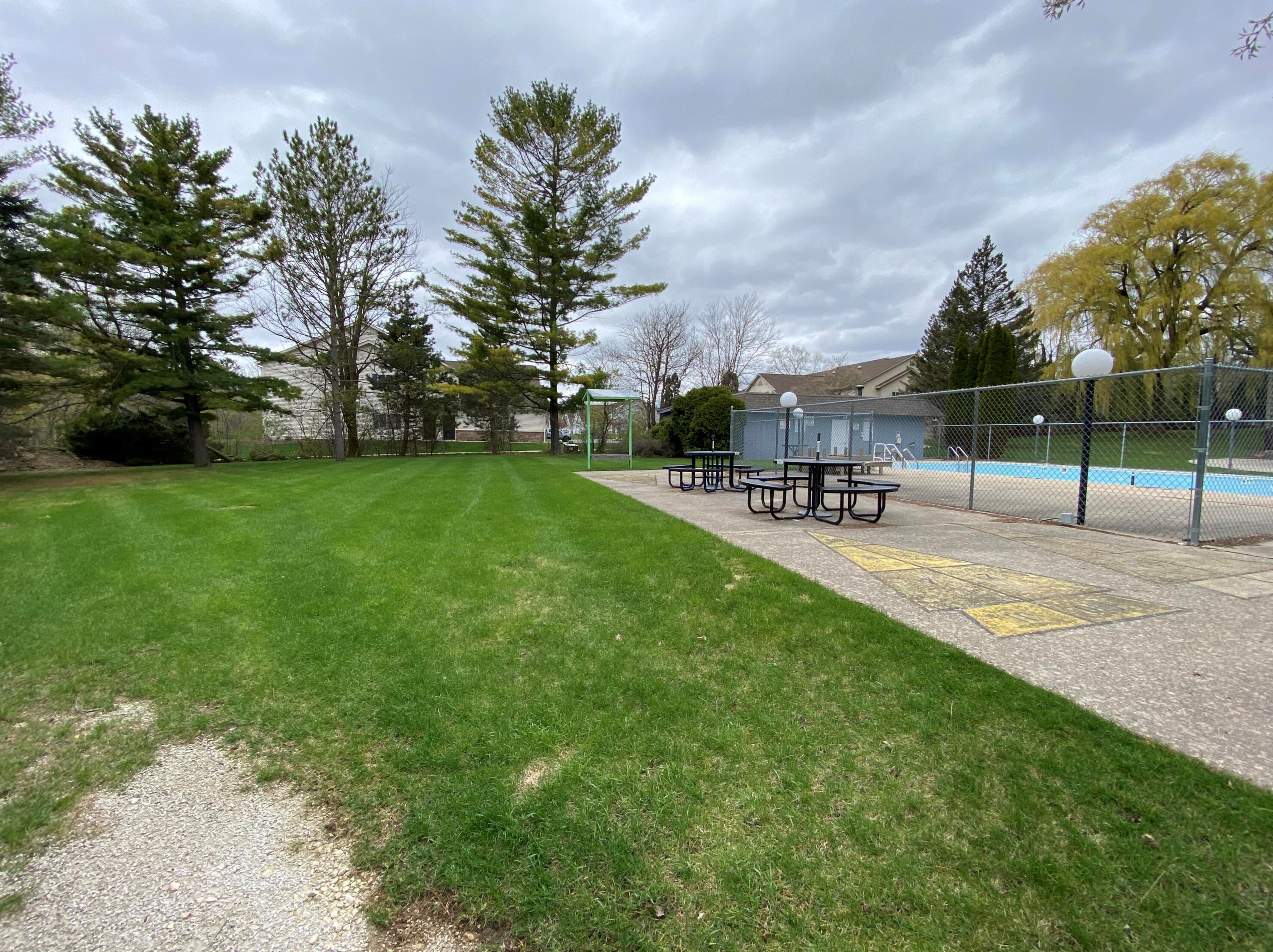 2033 Chateau Ct, Grafton WI  53024-2519 exterior