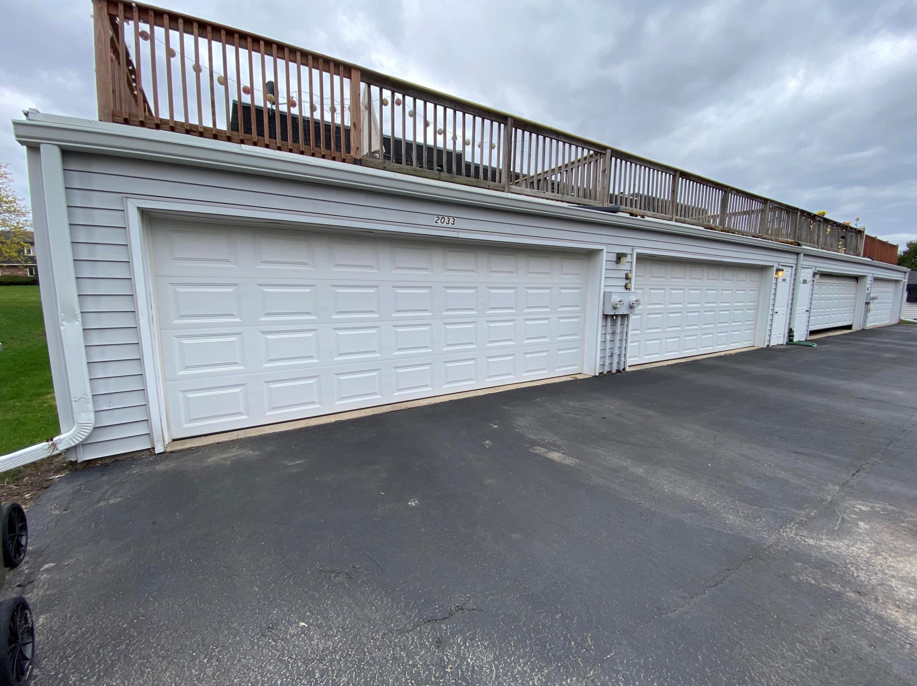 2033 Chateau Ct, Grafton WI  53024-2519 exterior