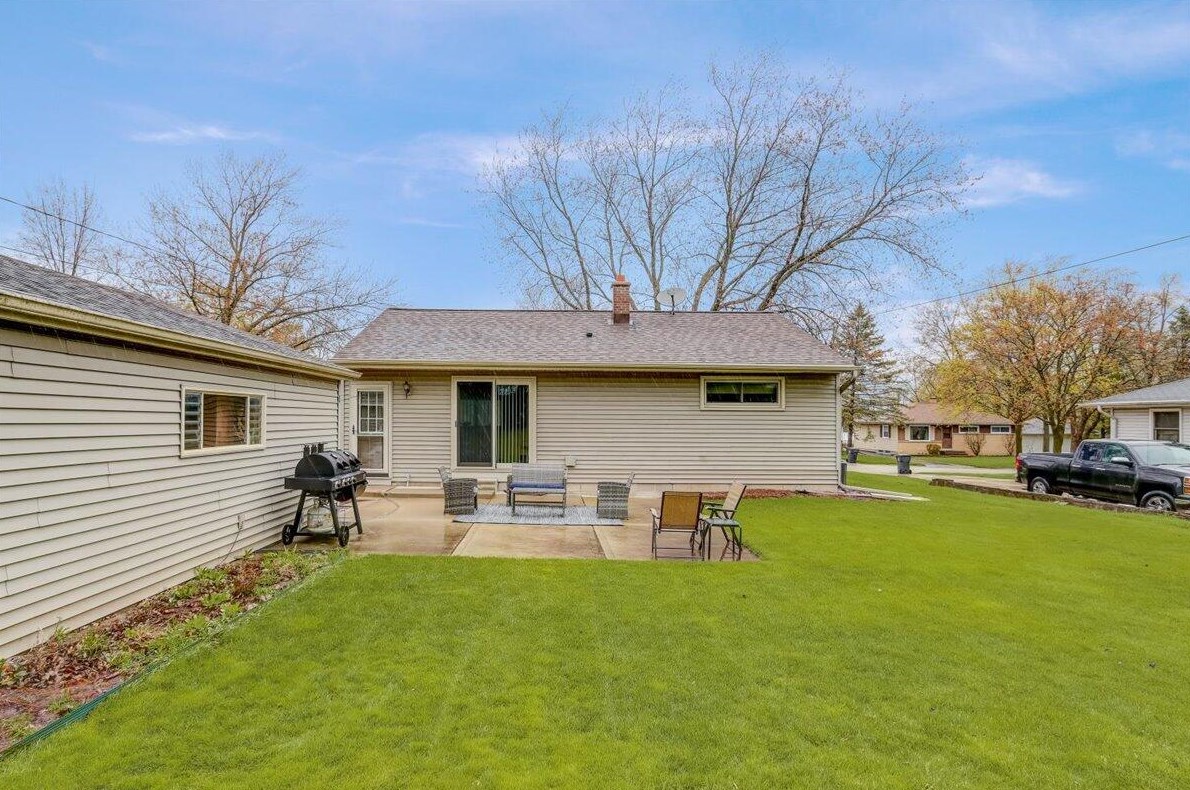 819 Evert St, Pewaukee WI  53072-3706 exterior