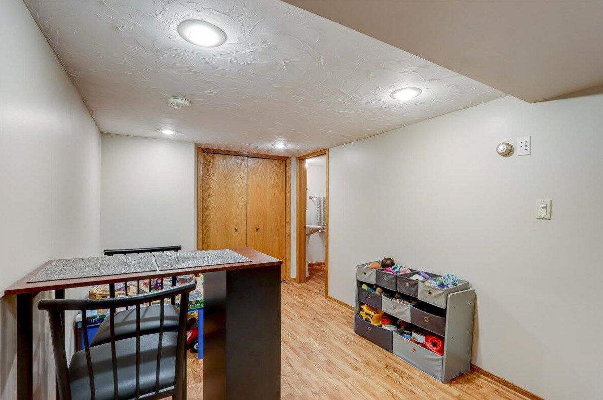 819 Evert St, Pewaukee WI  53072-3706 exterior