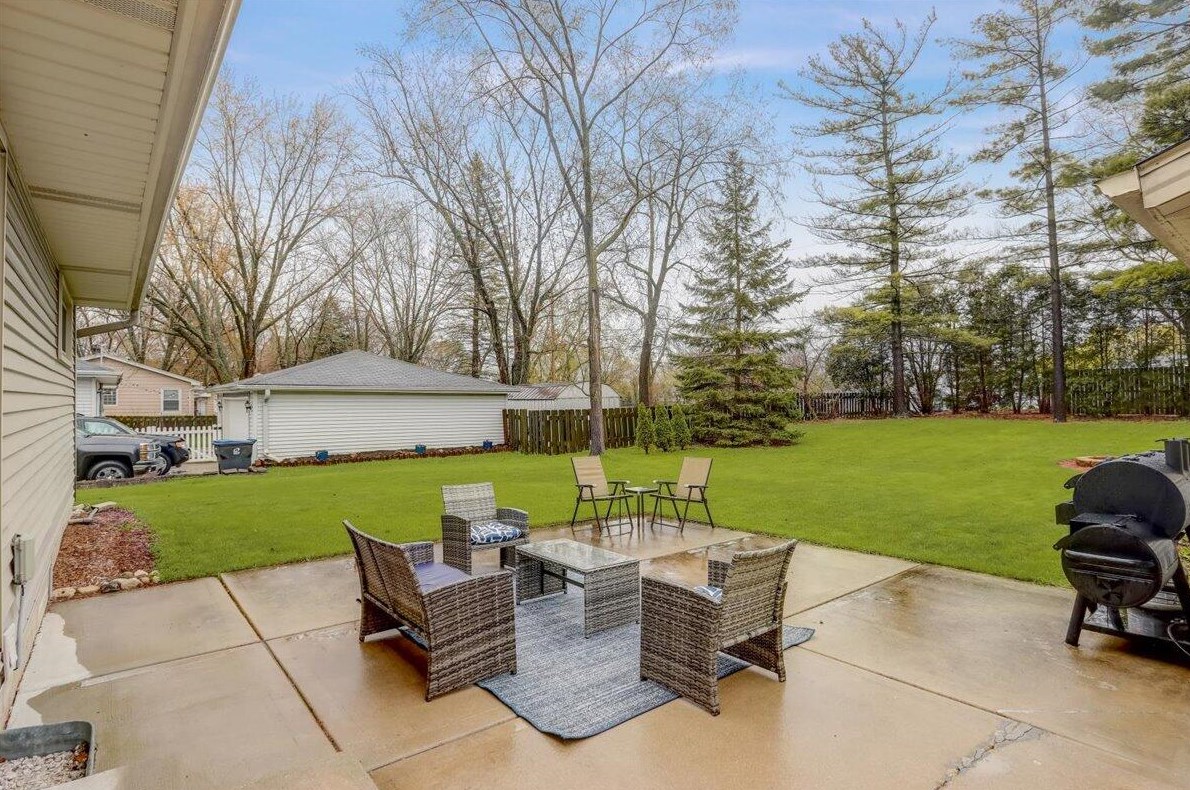 819 Evert St, Pewaukee WI  53072-3706 exterior