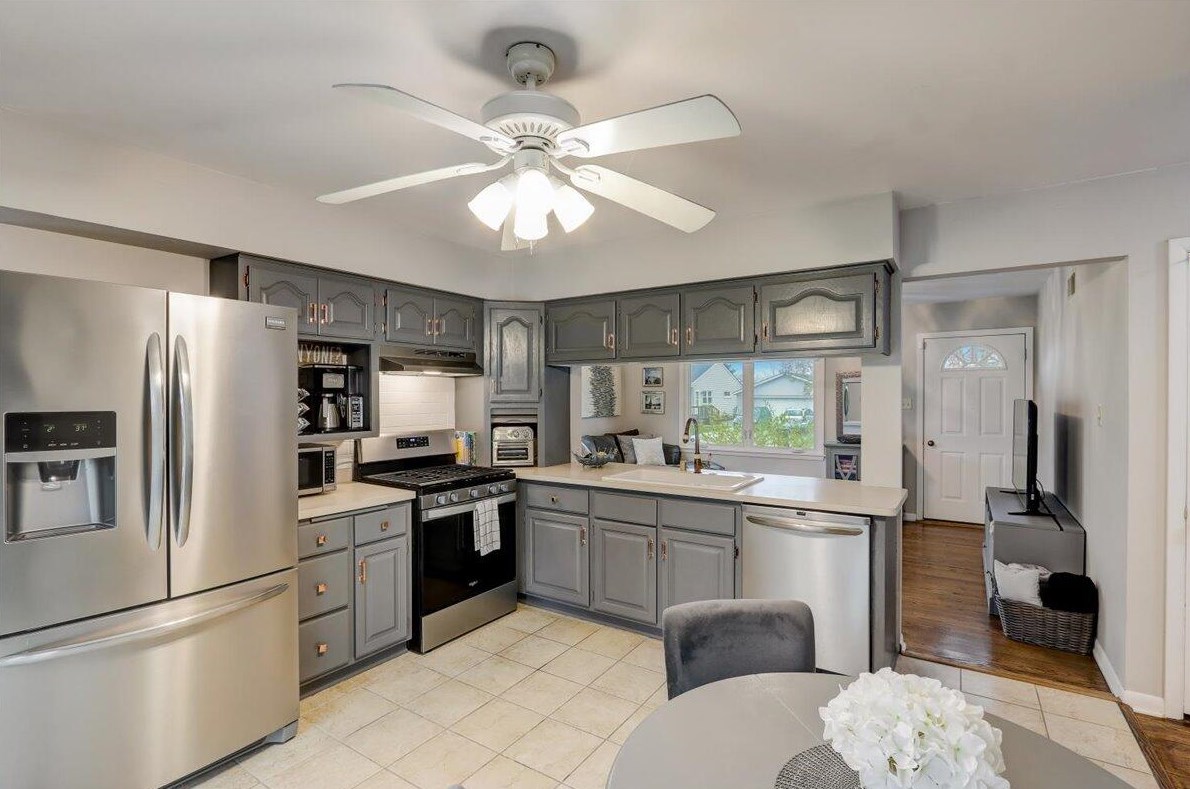 819 Evert St, Pewaukee WI  53072-3706 exterior