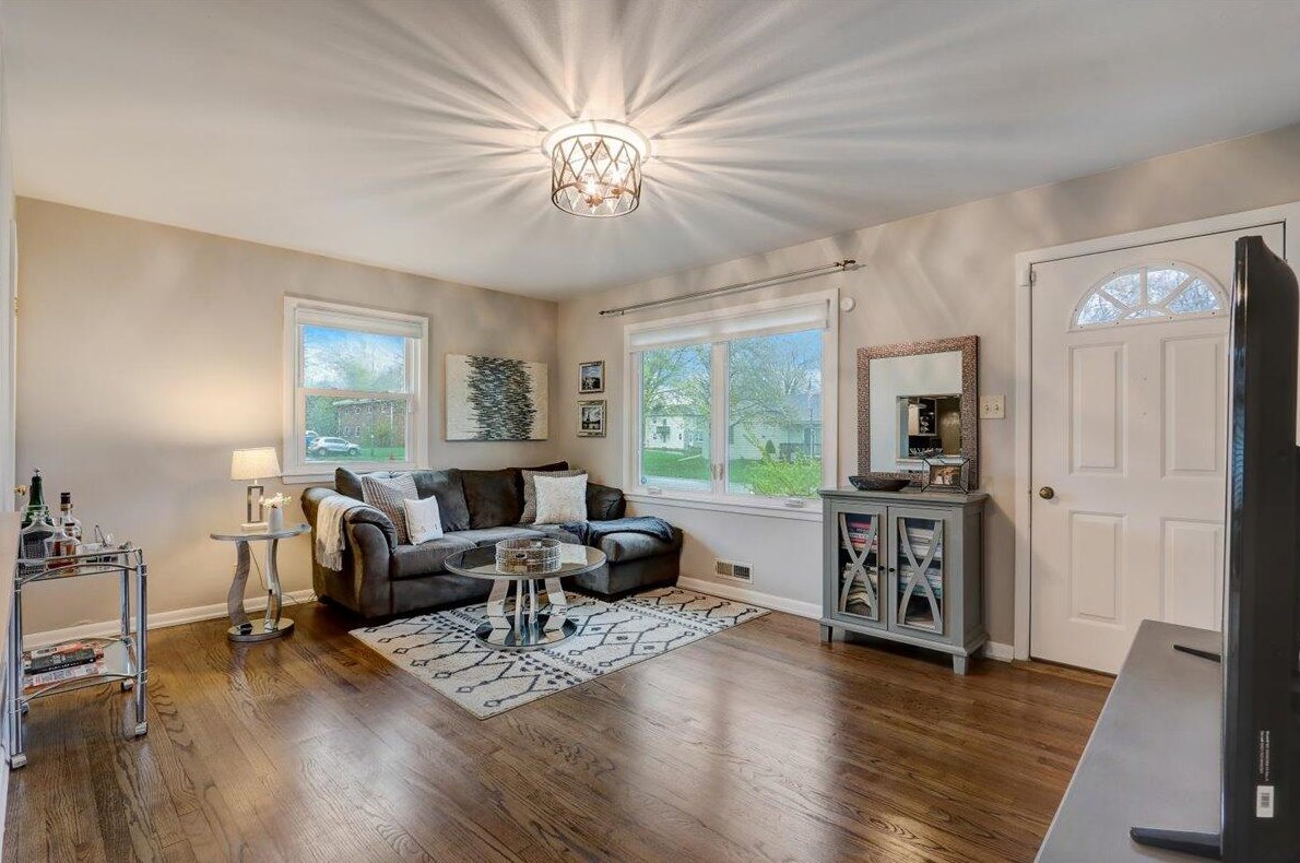 819 Evert St, Pewaukee WI  53072-3706 exterior