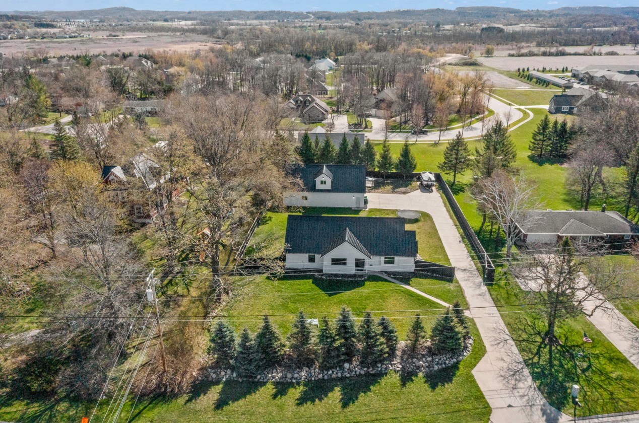 1560 Grand Ave, Hartford WI  53027-8729 exterior